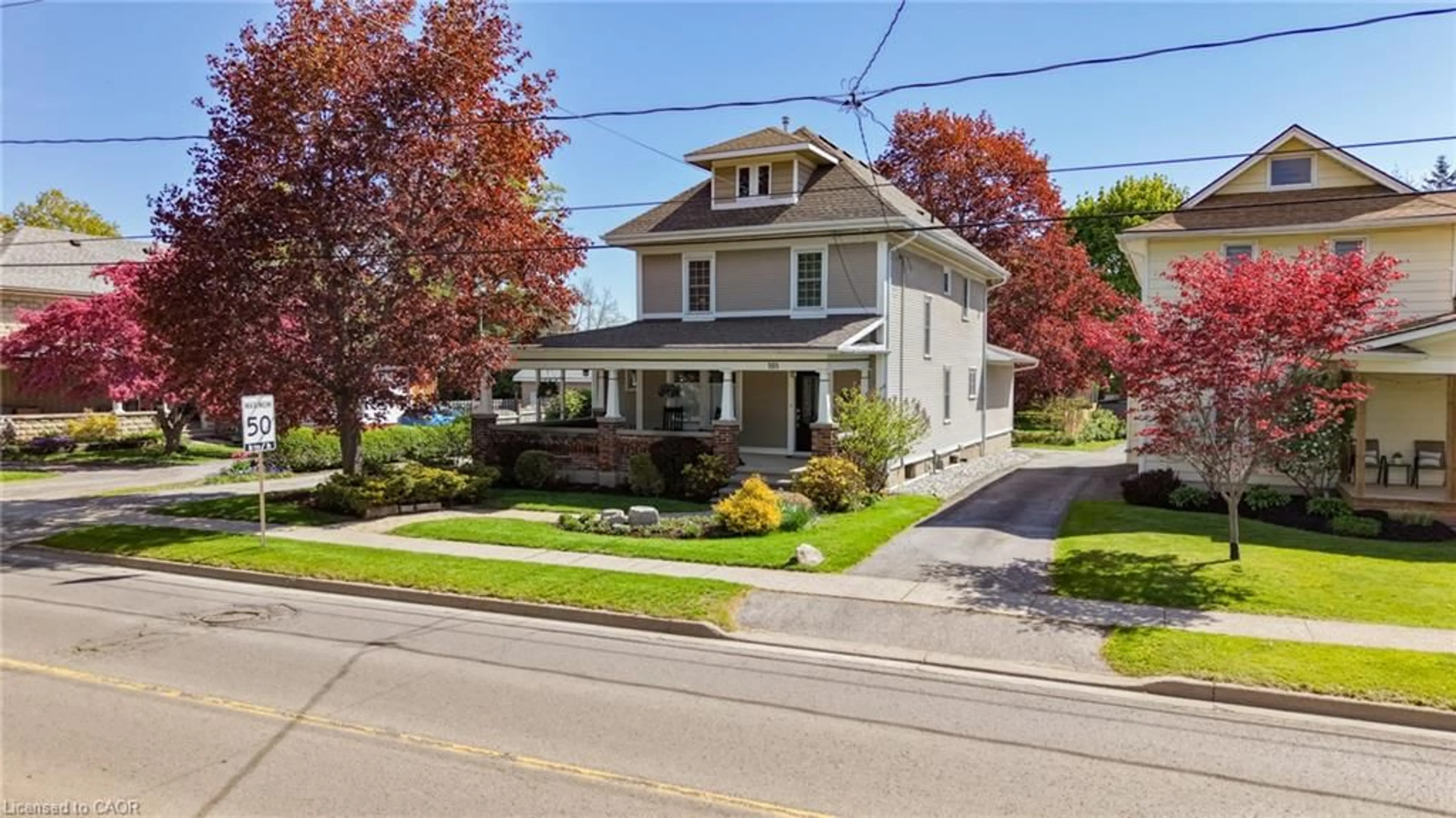 A pic from outside/outdoor area/front of a property/back of a property/a pic from drone, street for 103 Main St, Waterford Ontario N0E 1Y0