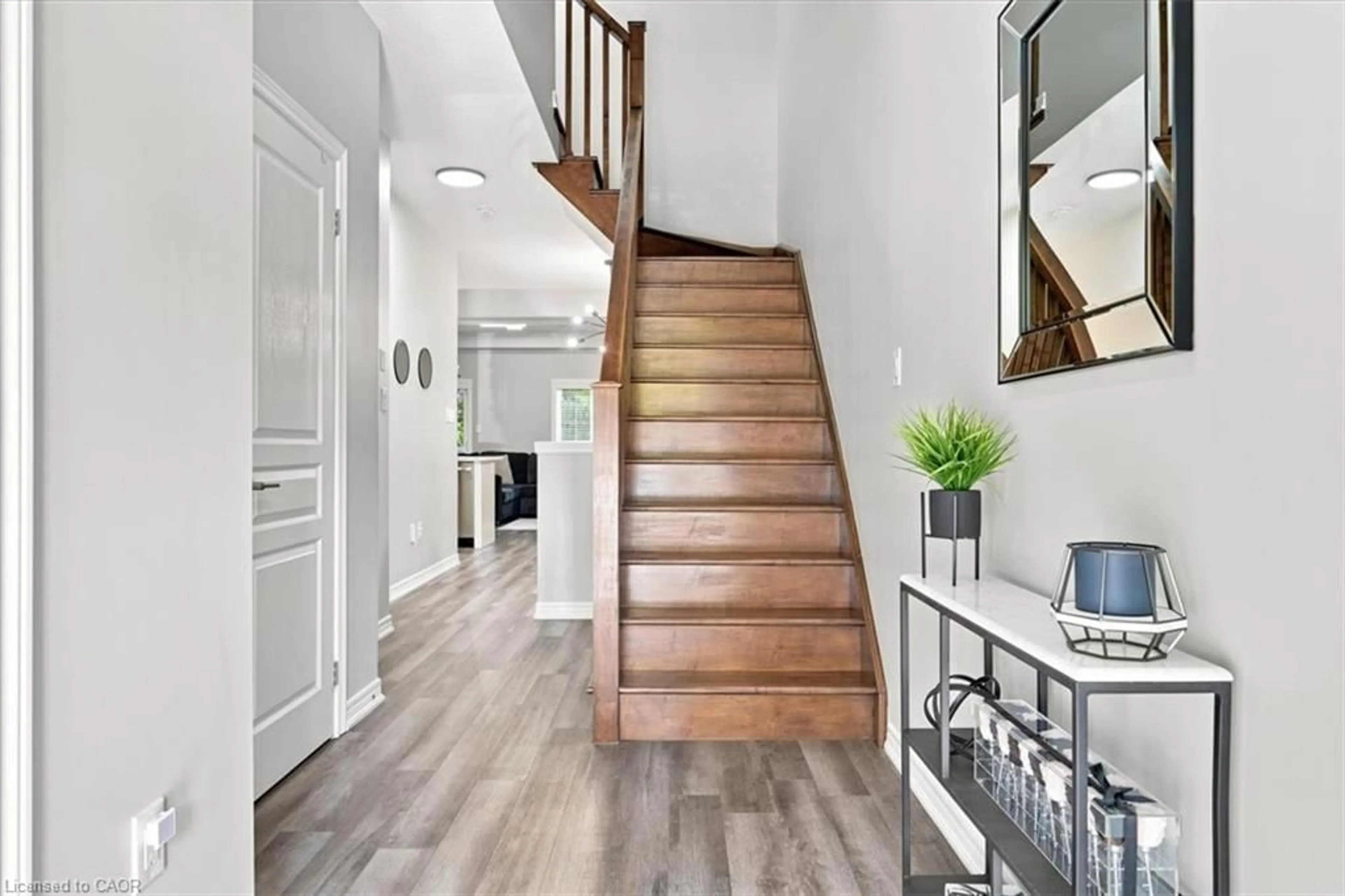 Indoor entryway for 215 Dundas St #47, Waterdown Ontario L8B 0X1