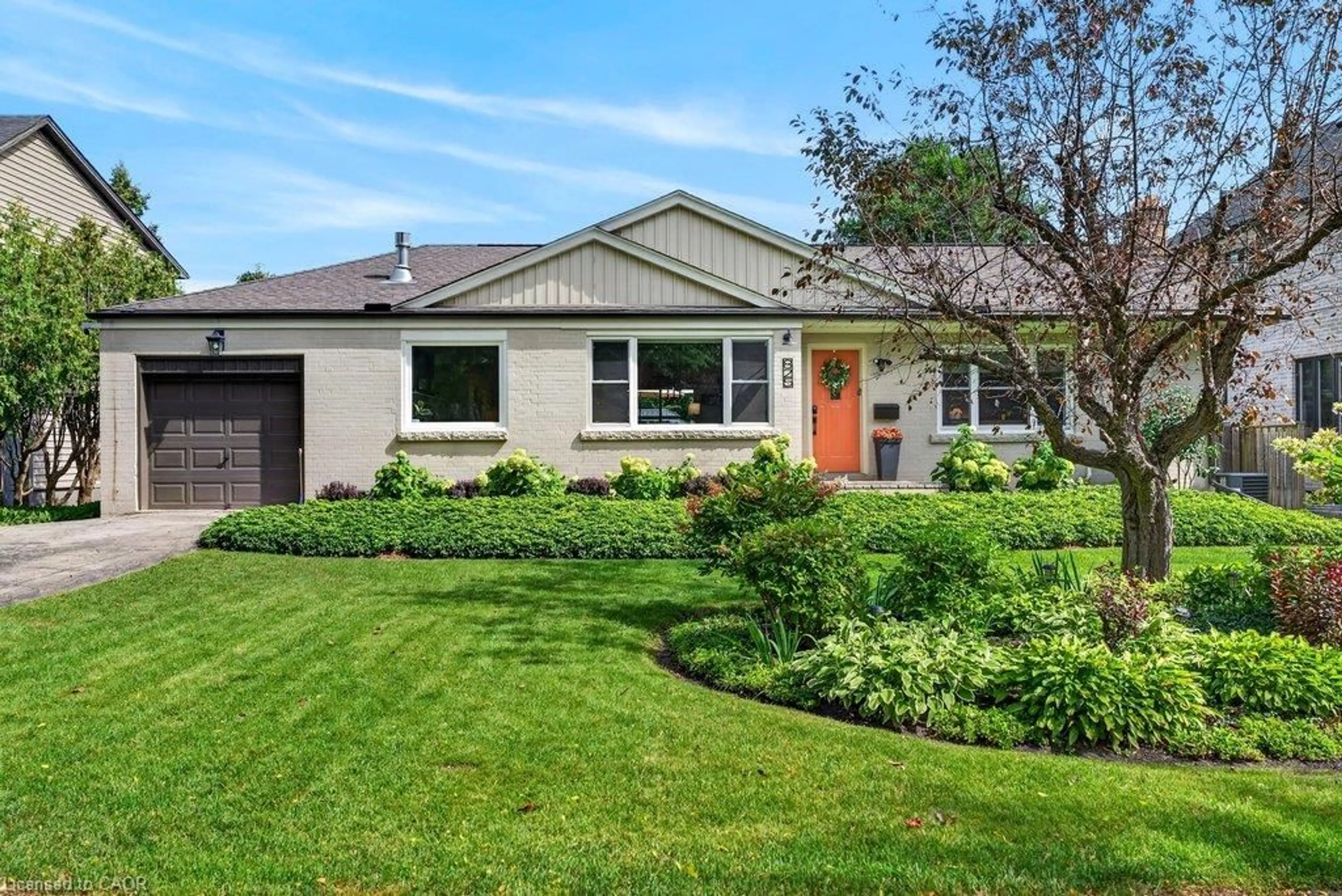 Home with vinyl exterior material, street for 825 King Rd, Burlington Ontario L7T 3K8