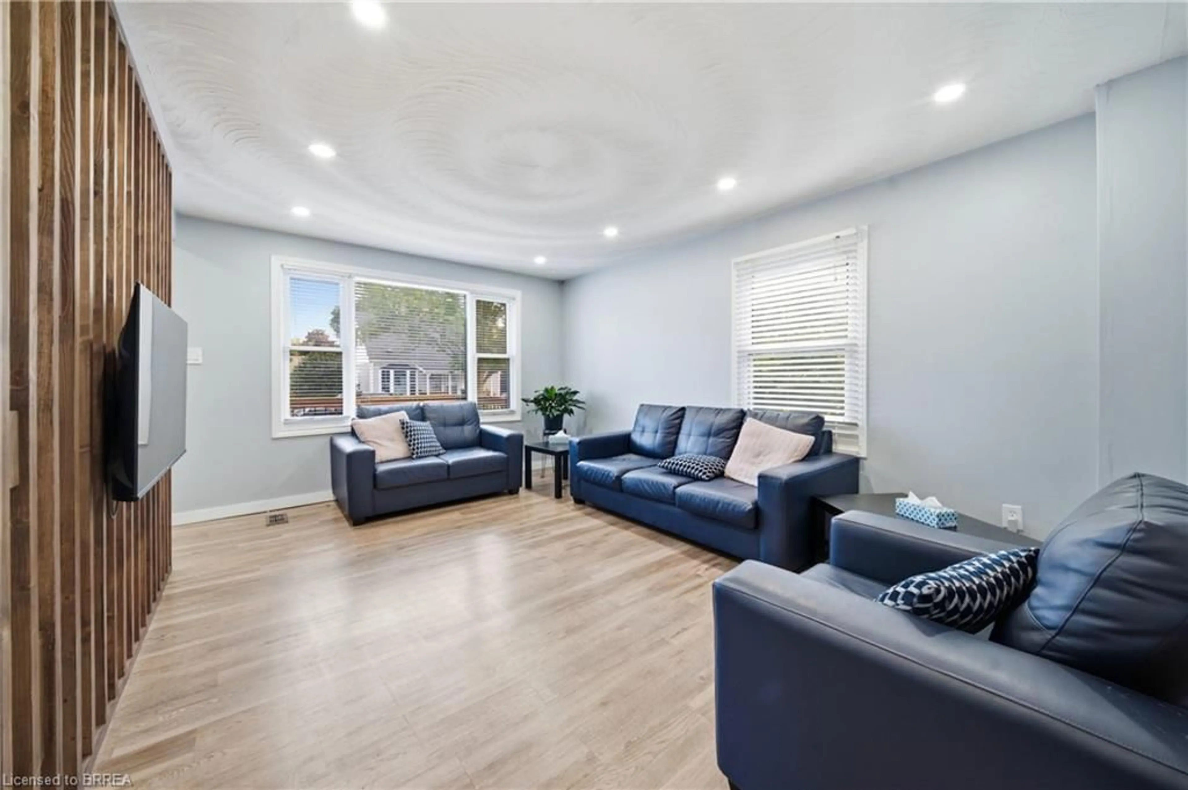 Living room with furniture, unknown for 49 Seventh Ave, Brantford Ontario N3S 1B3
