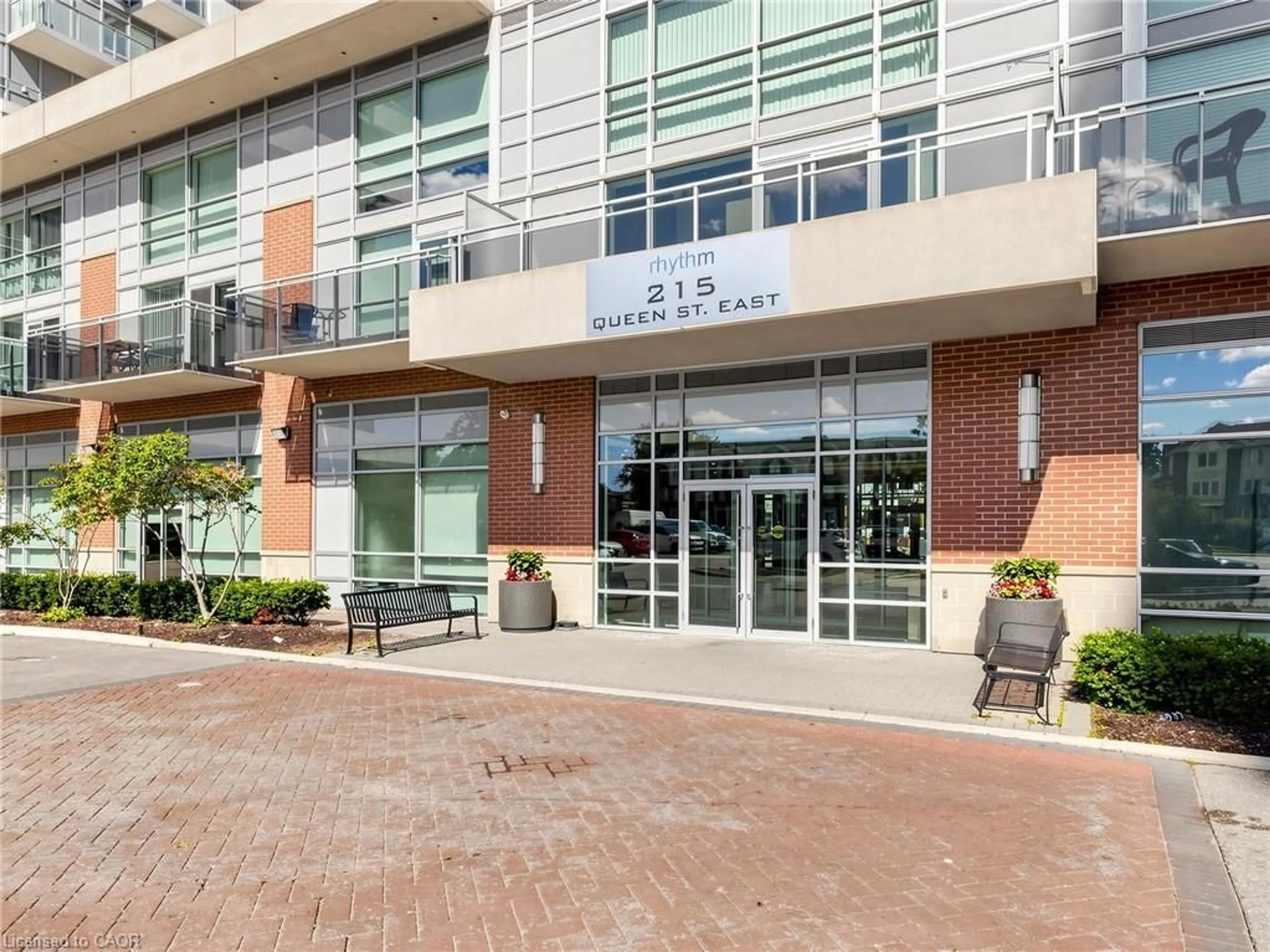 Indoor foyer for 215 Queen St #225, Brampton Ontario L6W 0A9