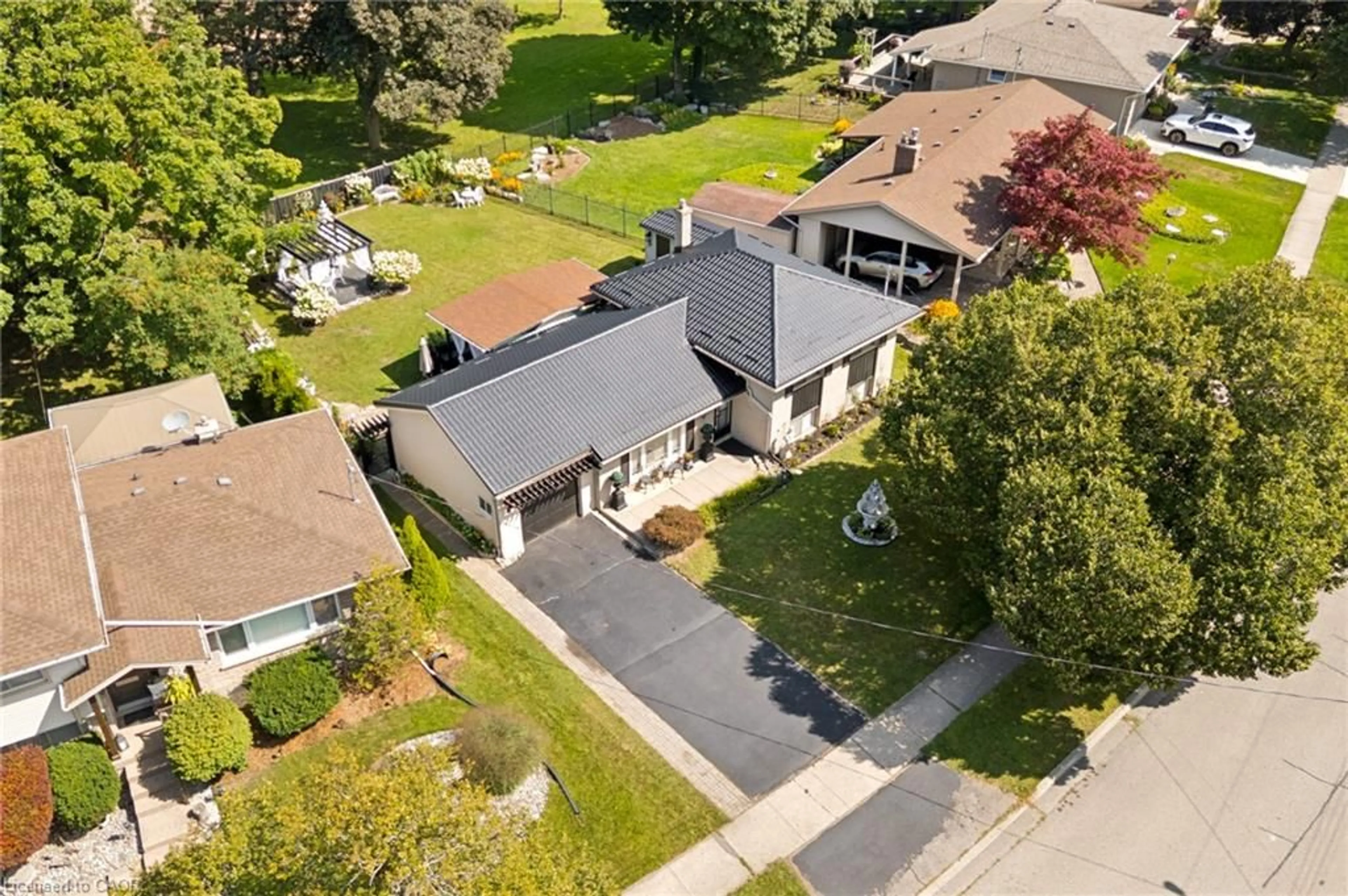 A pic from outside/outdoor area/front of a property/back of a property/a pic from drone, street for 285 Stonybrook Dr, Kitchener Ontario N2M 4L8