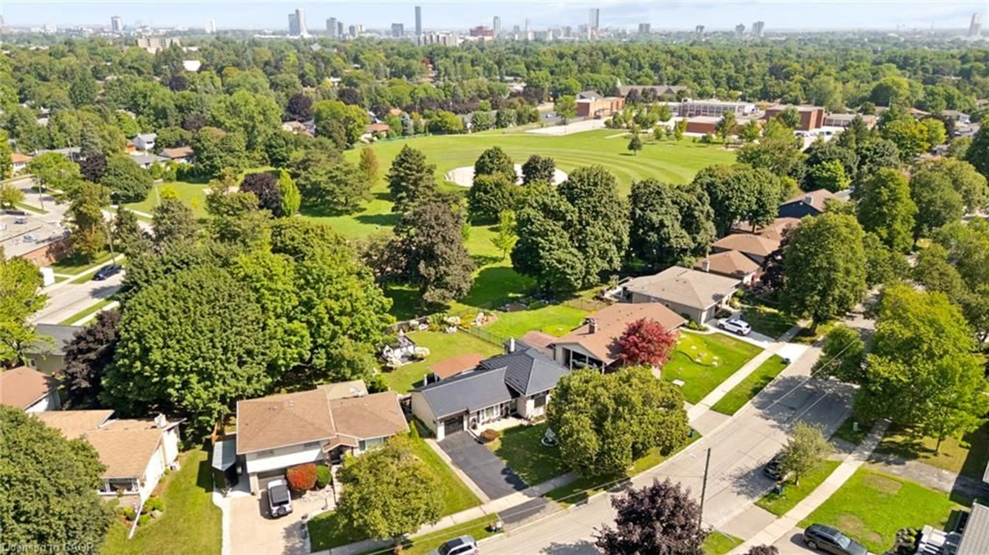 A pic from outside/outdoor area/front of a property/back of a property/a pic from drone, street for 285 Stonybrook Dr, Kitchener Ontario N2M 4L8