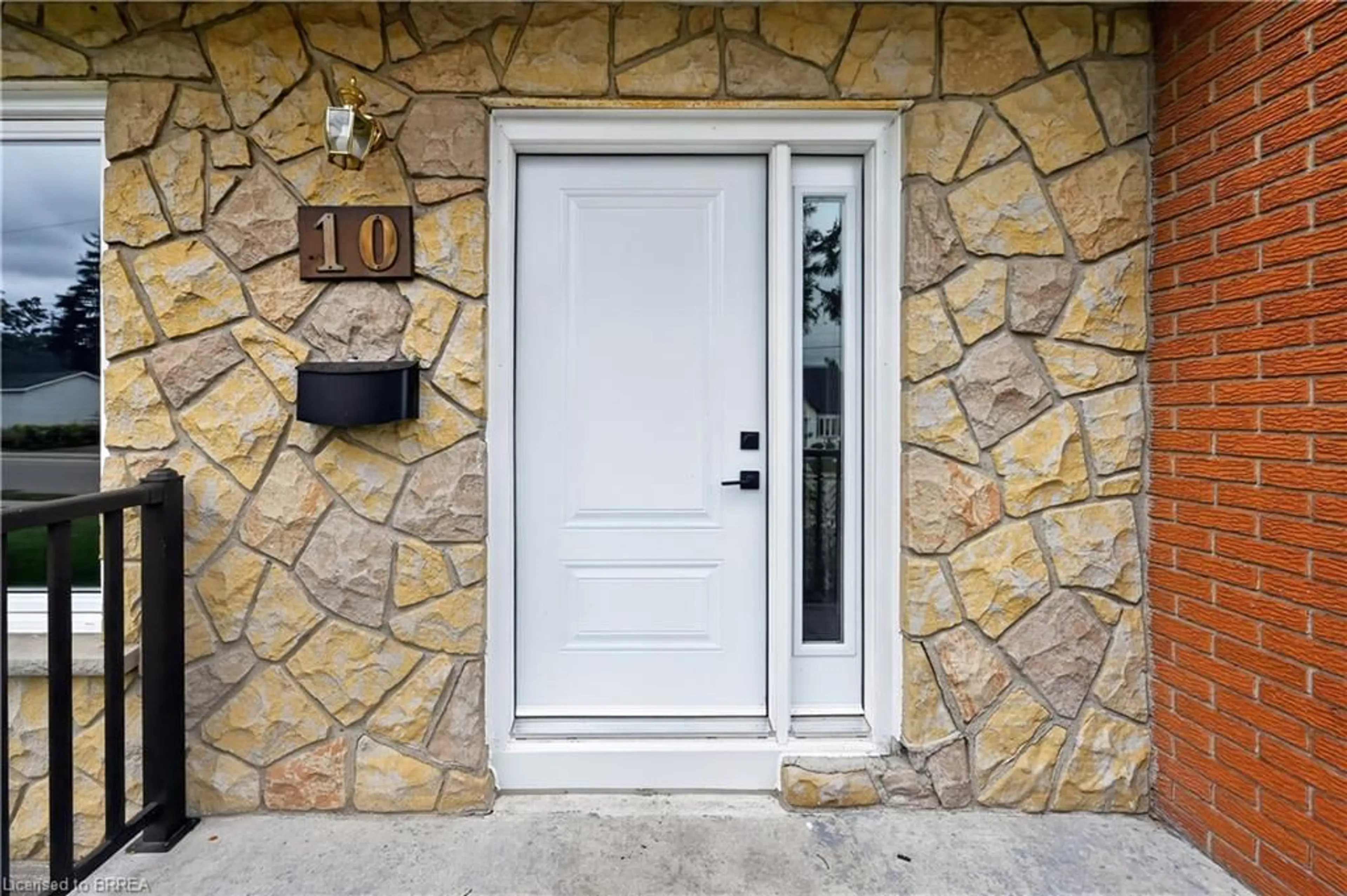 Indoor entryway for 10 Elmwood Ave, Brantford Ontario N3R 2J8