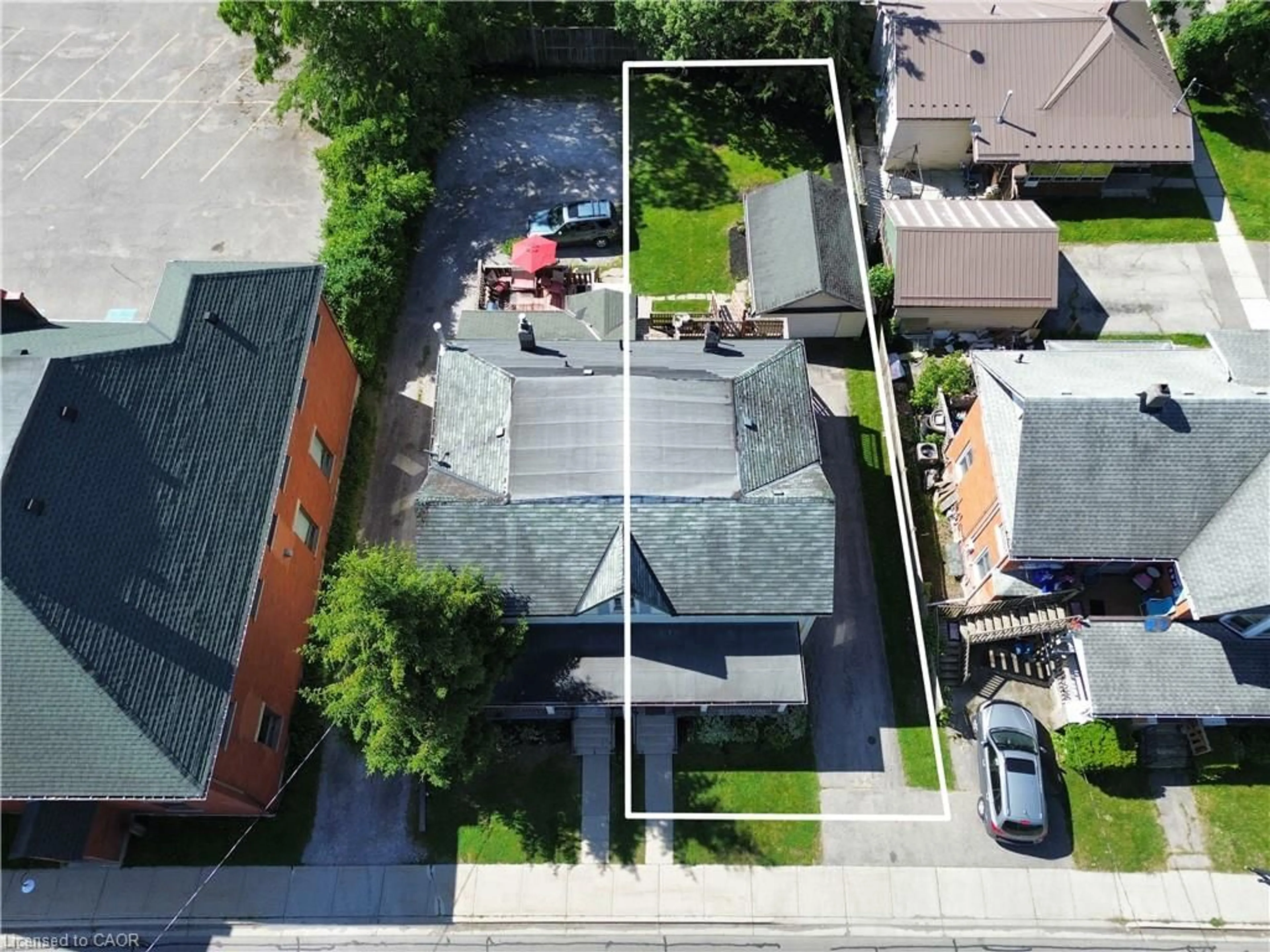 A pic from outside/outdoor area/front of a property/back of a property/a pic from drone, street for 102 Stanley St, Simcoe Ontario N3Y 1M4