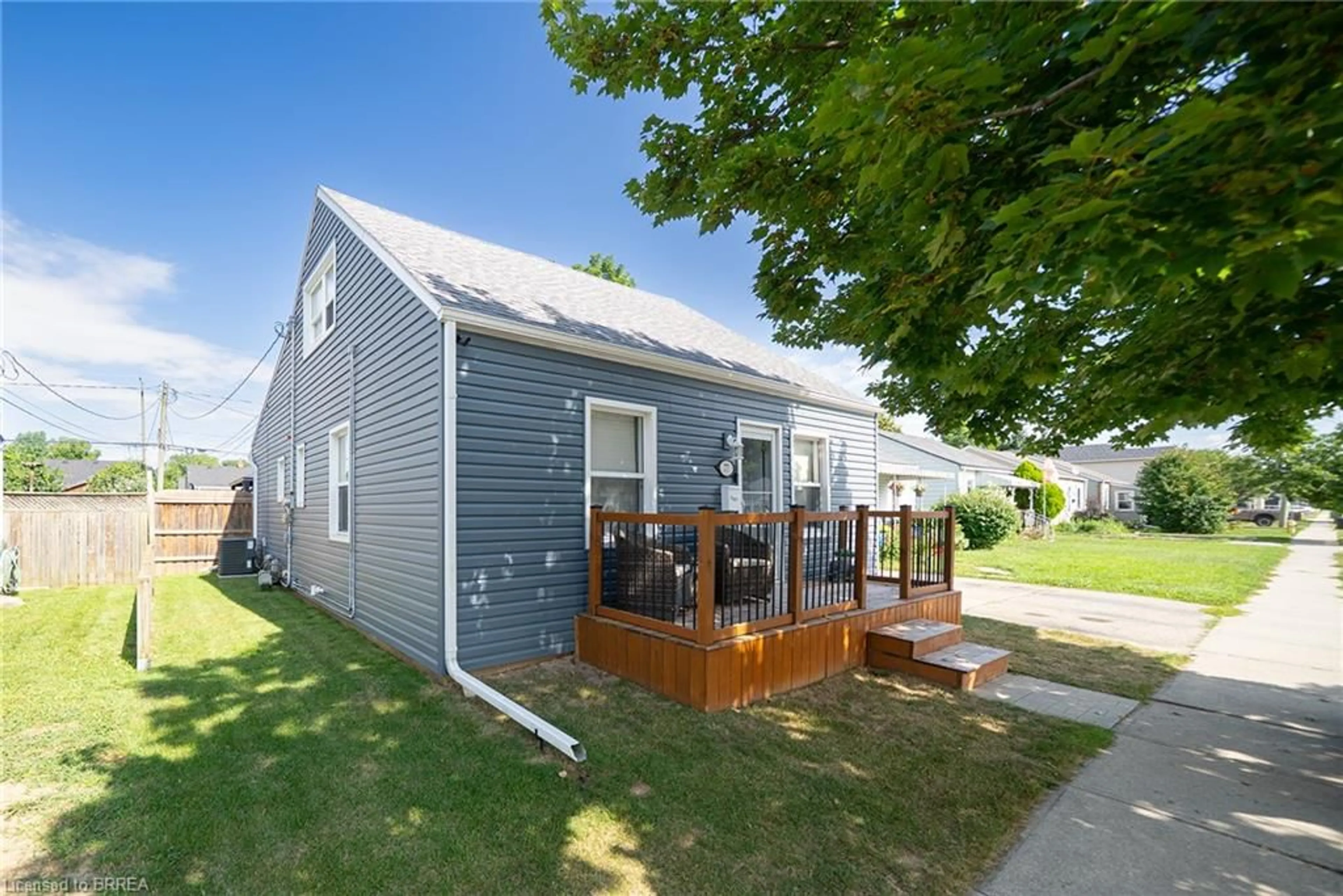 Patio, street for 77 Eighth Ave, Brantford Ontario N3S 1C4