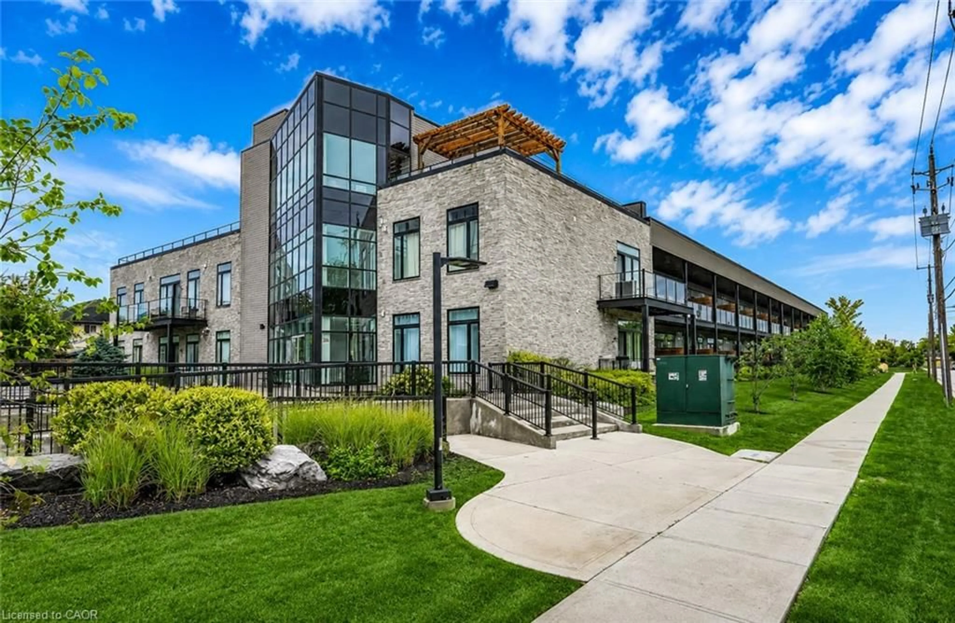 Patio, building for 85 Morrell St #113, Brantford Ontario N3T 4J6