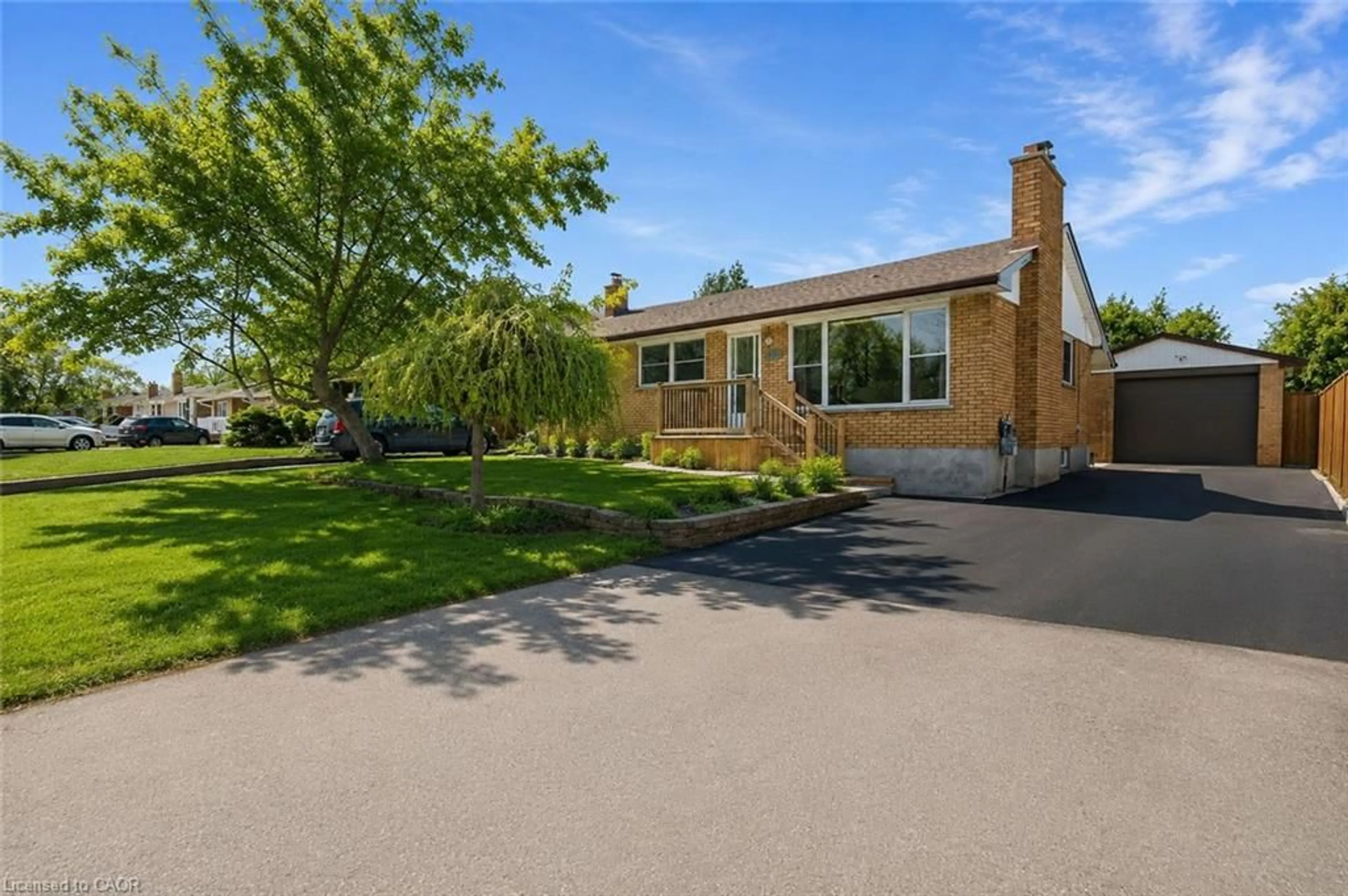 A pic from outside/outdoor area/front of a property/back of a property/a pic from drone, street for 185 Burlington St, London Ontario N5Z 3V9