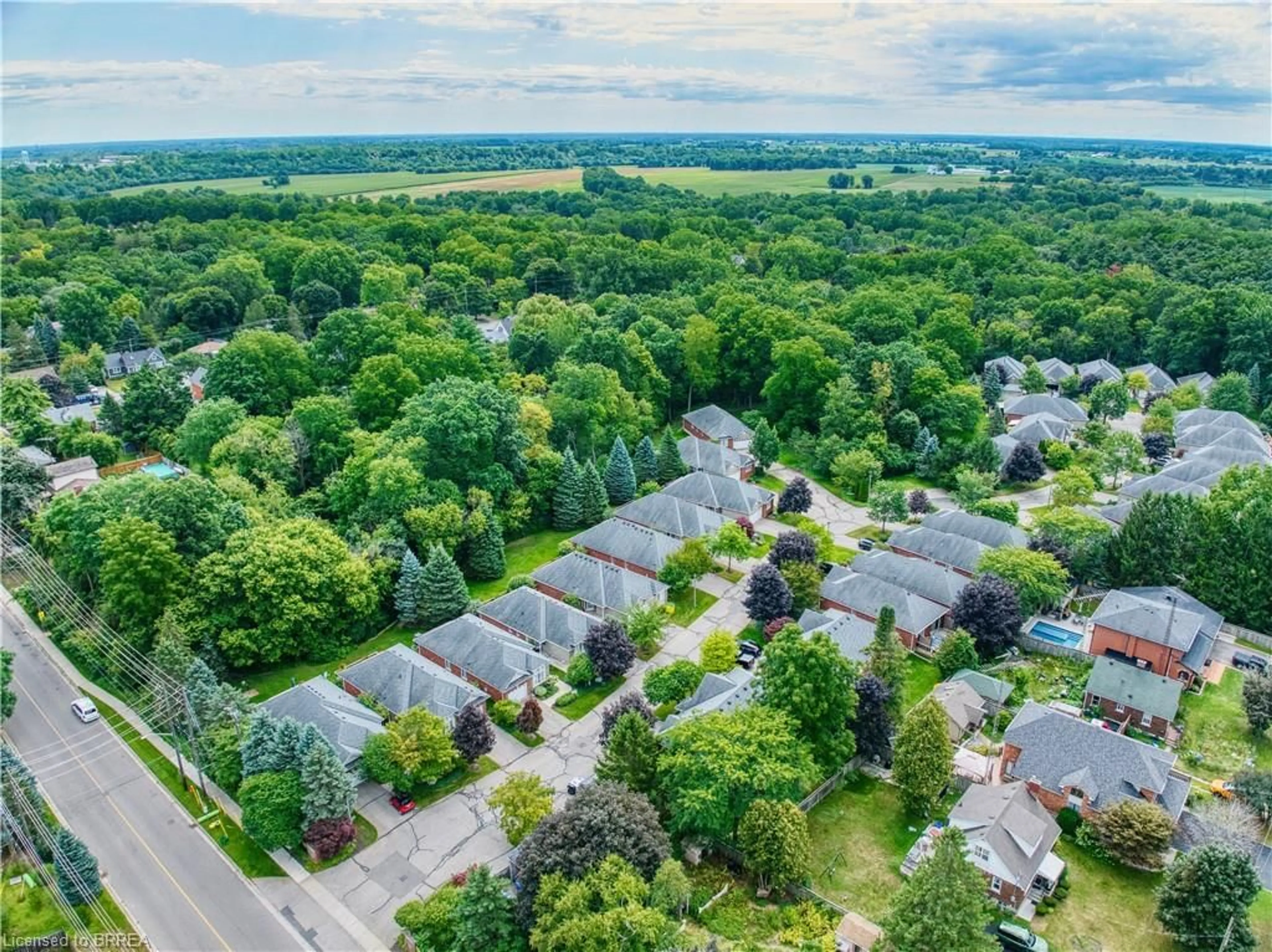 A pic from outside/outdoor area/front of a property/back of a property/a pic from drone, street for 115 Glenwood Dr #26, Brantford Ontario N3S 3G8