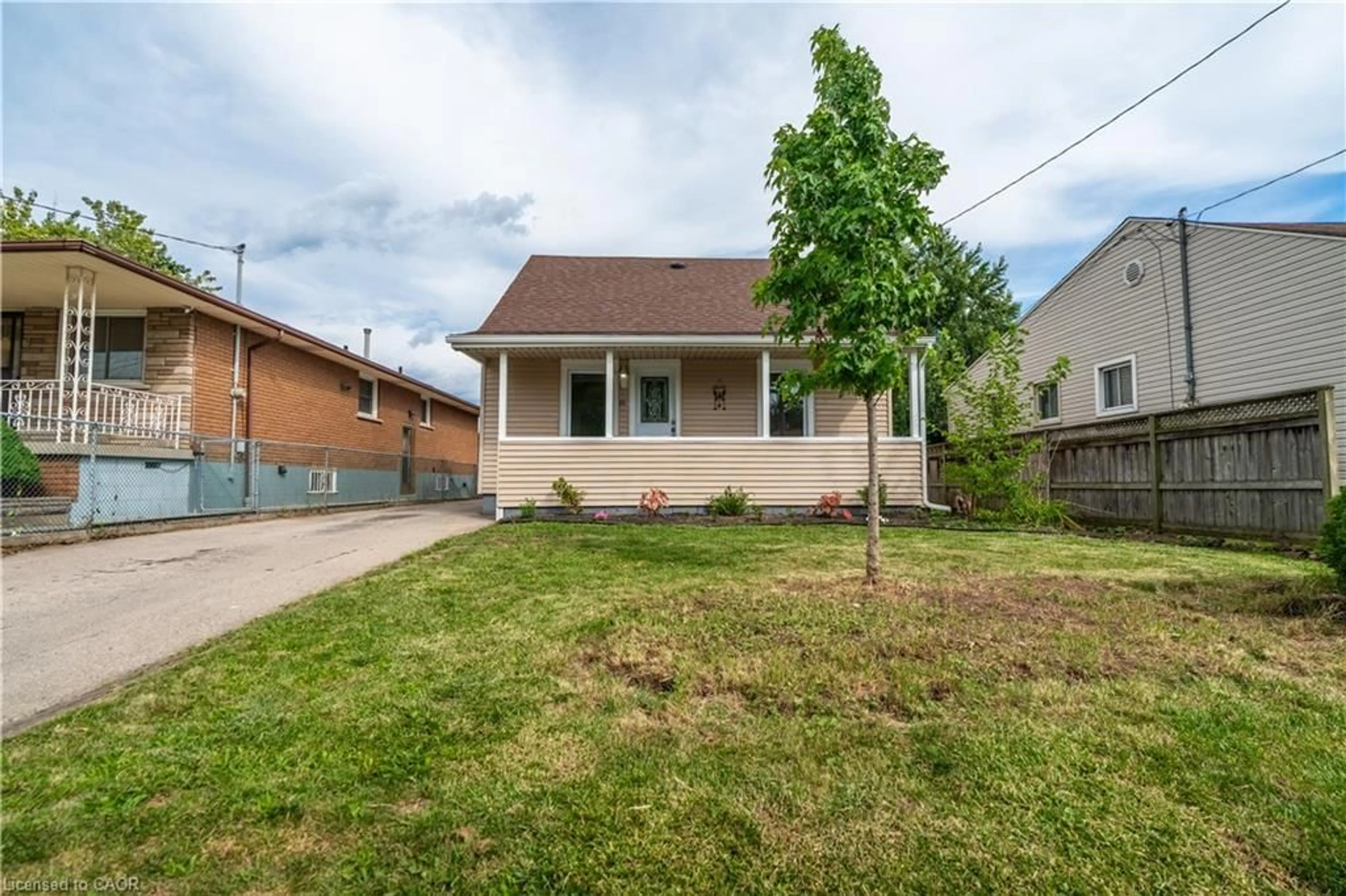 A pic from outside/outdoor area/front of a property/back of a property/a pic from drone, street for 88 Ivon Ave, Hamilton Ontario L8H 5S6