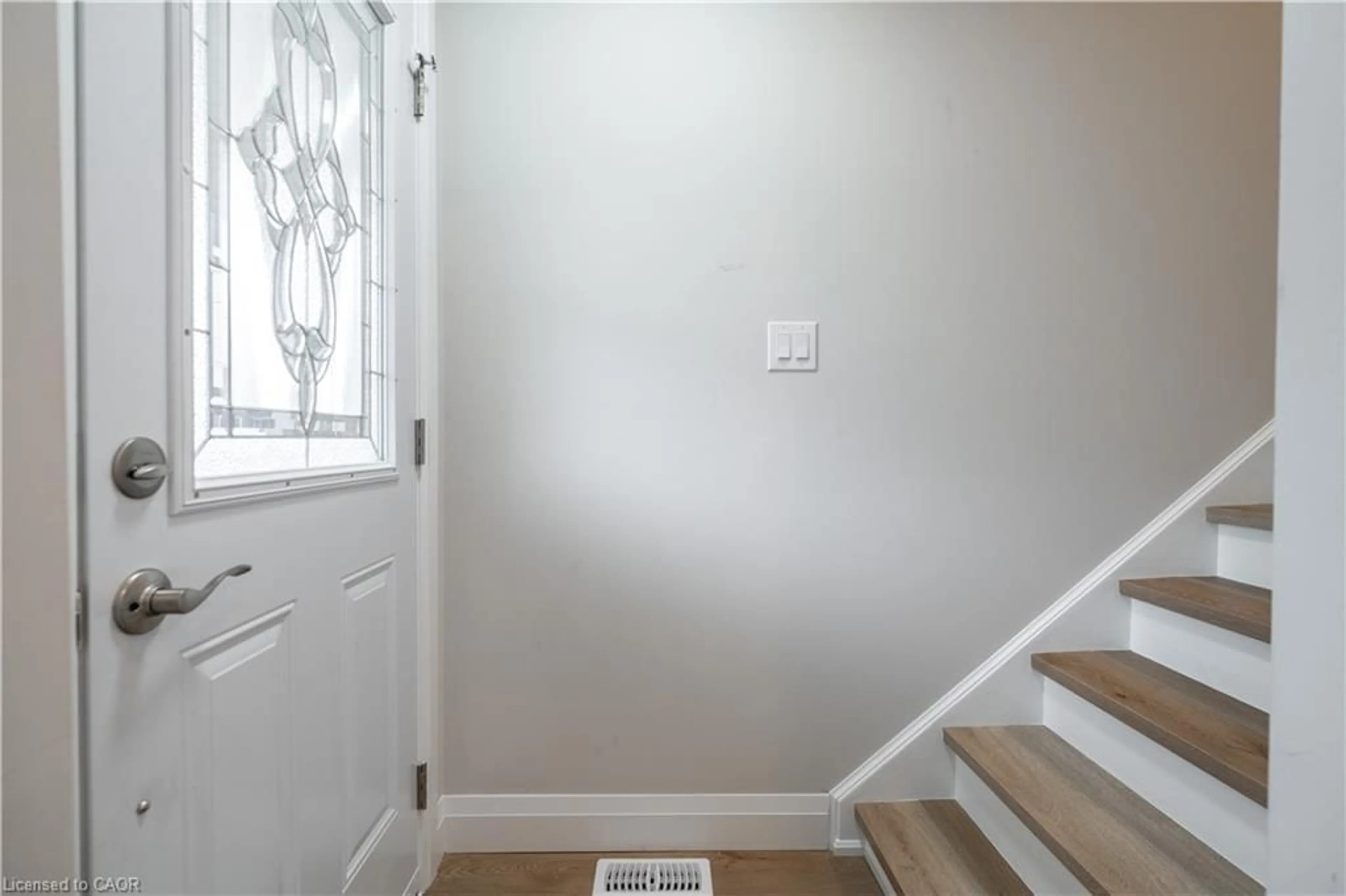 Indoor entryway for 88 Ivon Ave, Hamilton Ontario L8H 5S6