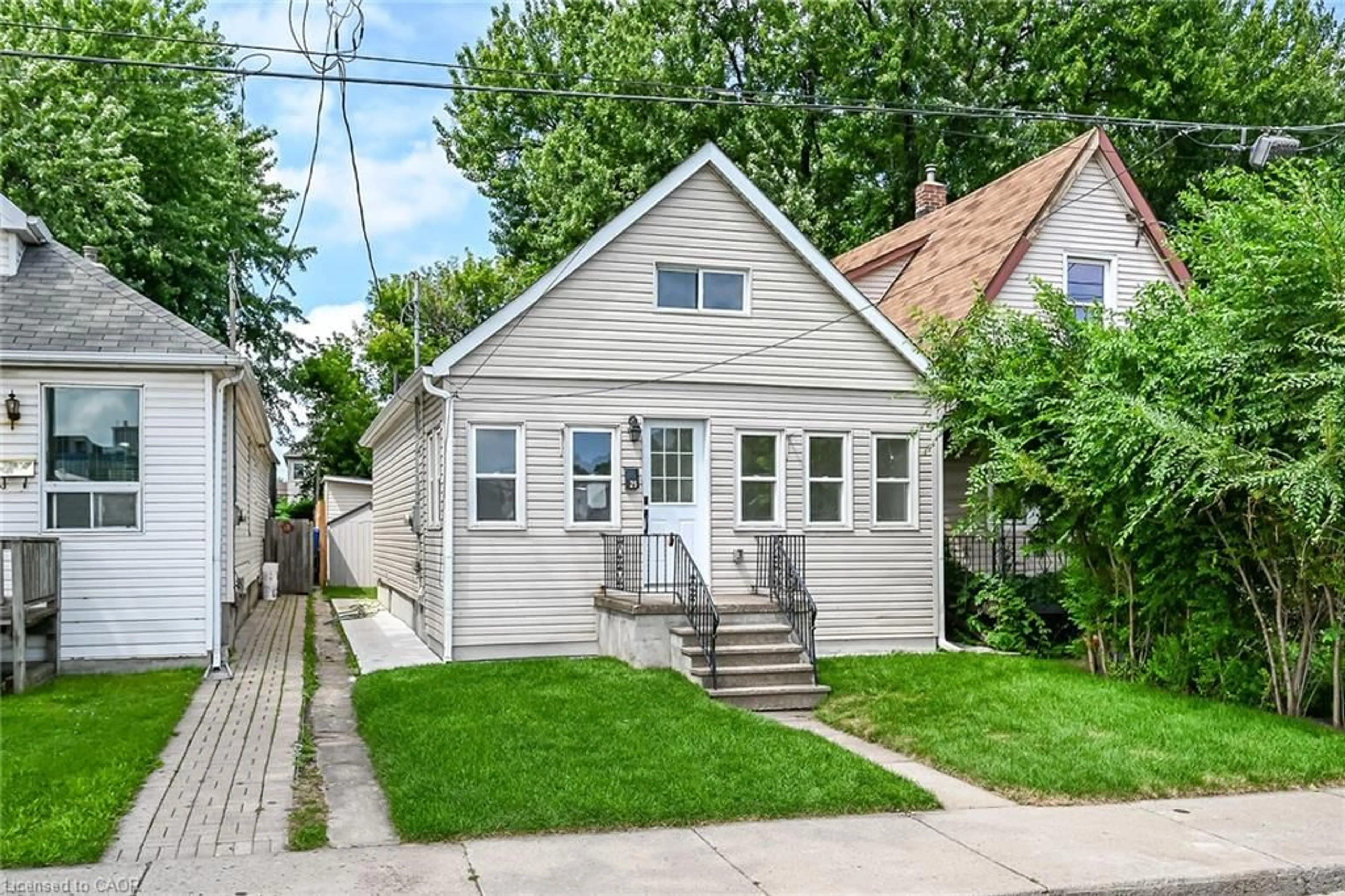Home with vinyl exterior material, street for 29 Mckinstry St, Hamilton Ontario L8L 6C2