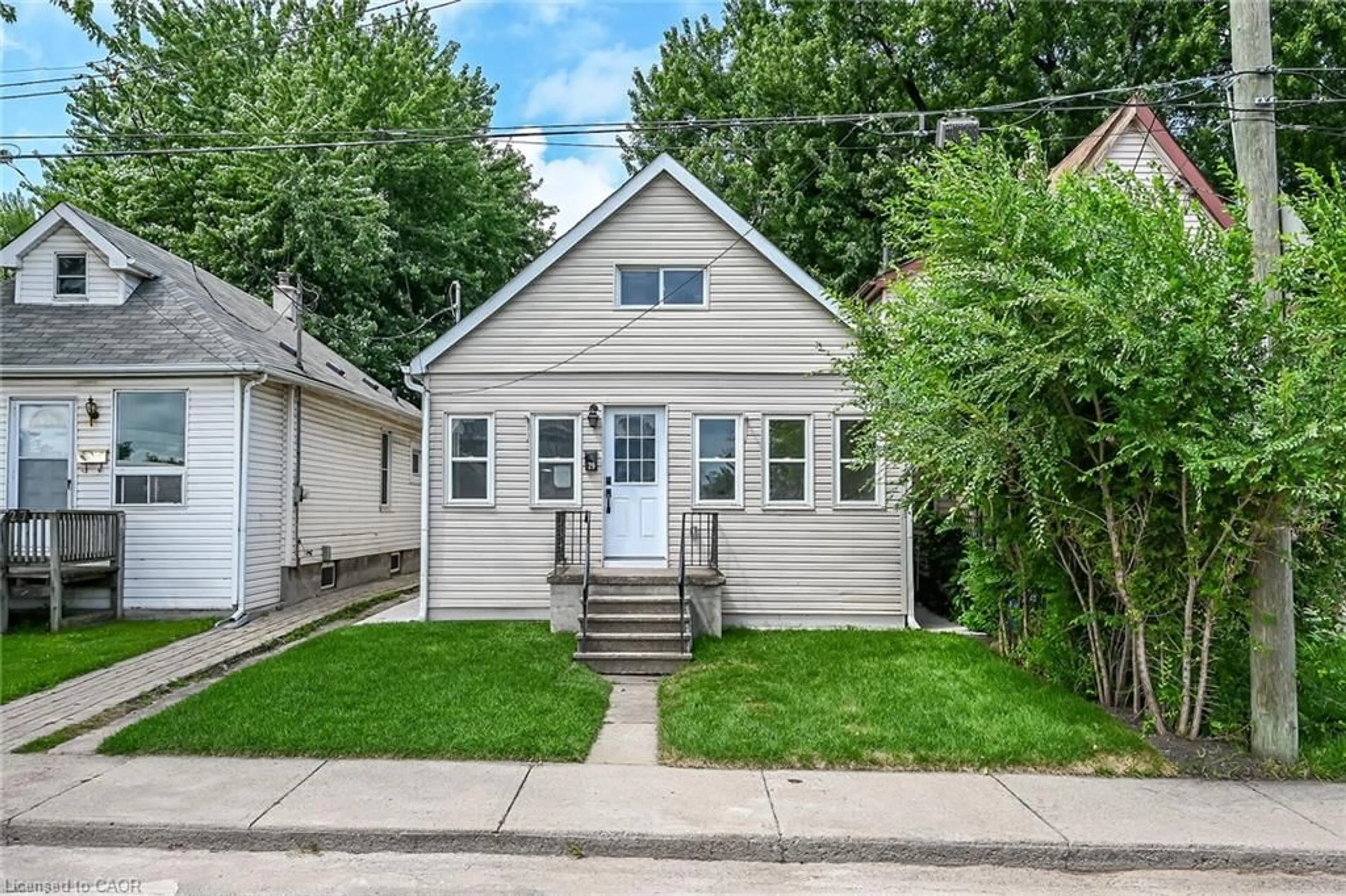 Home with vinyl exterior material, street for 29 Mckinstry St, Hamilton Ontario L8L 6C2
