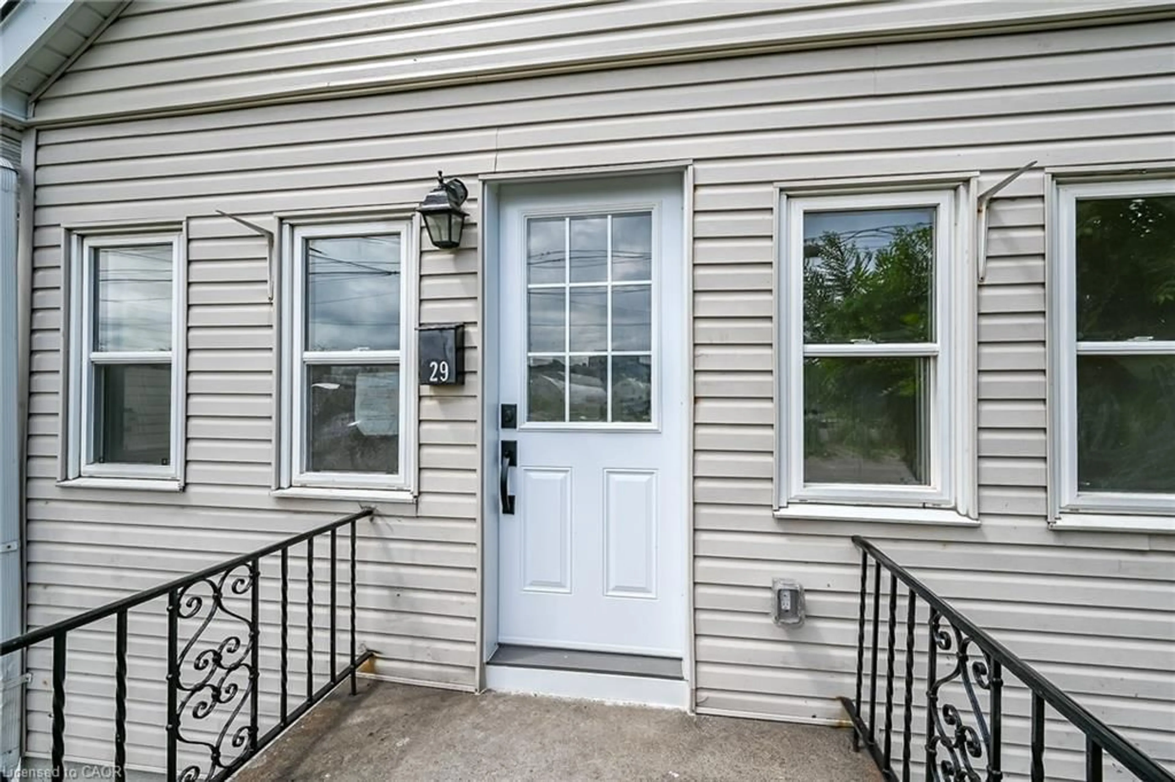 Indoor entryway for 29 Mckinstry St, Hamilton Ontario L8L 6C2