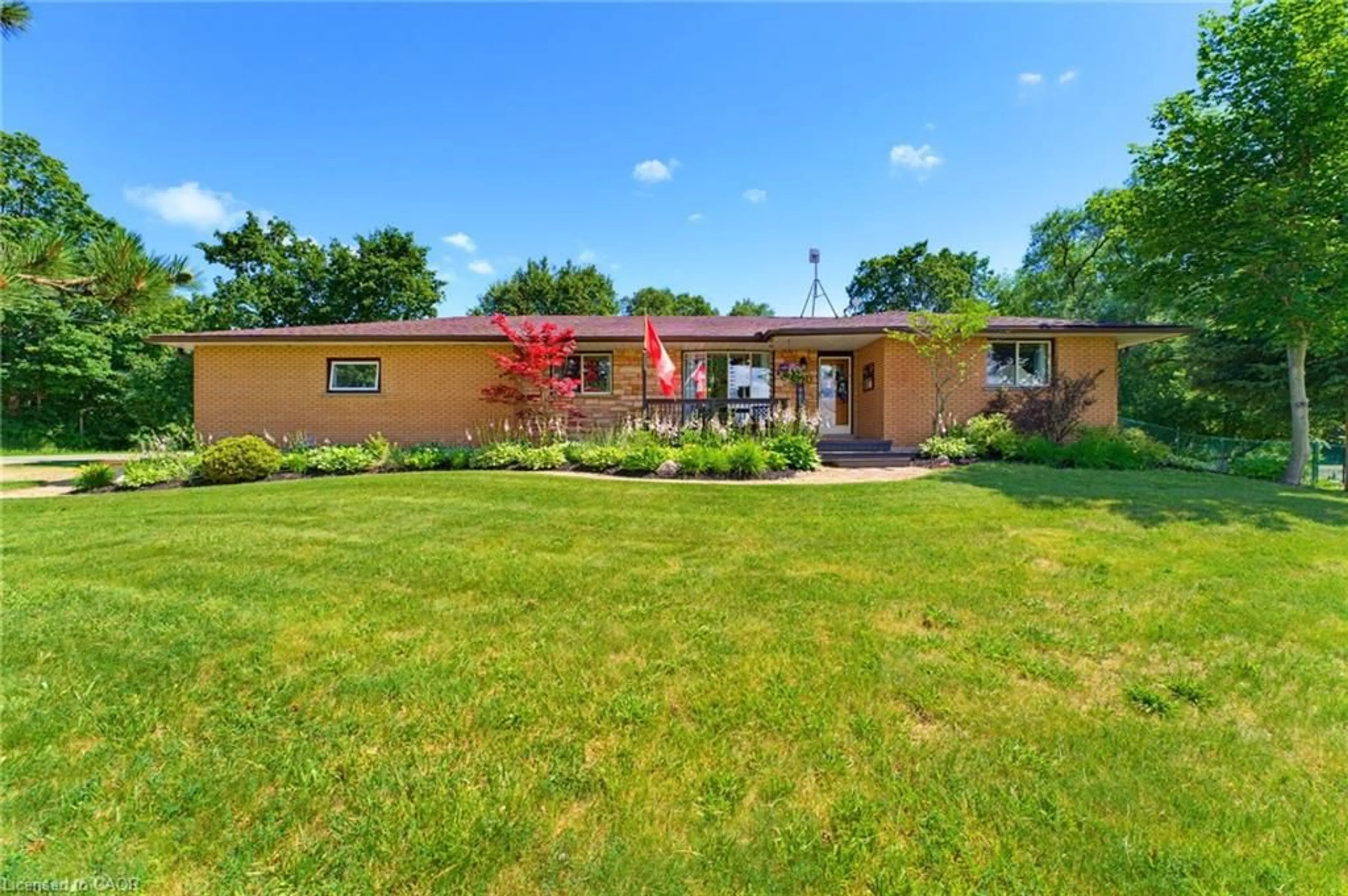 A pic from outside/outdoor area/front of a property/back of a property/a pic from drone, street for 3226 Indian Trail, Ancaster Ontario N3T 5M1