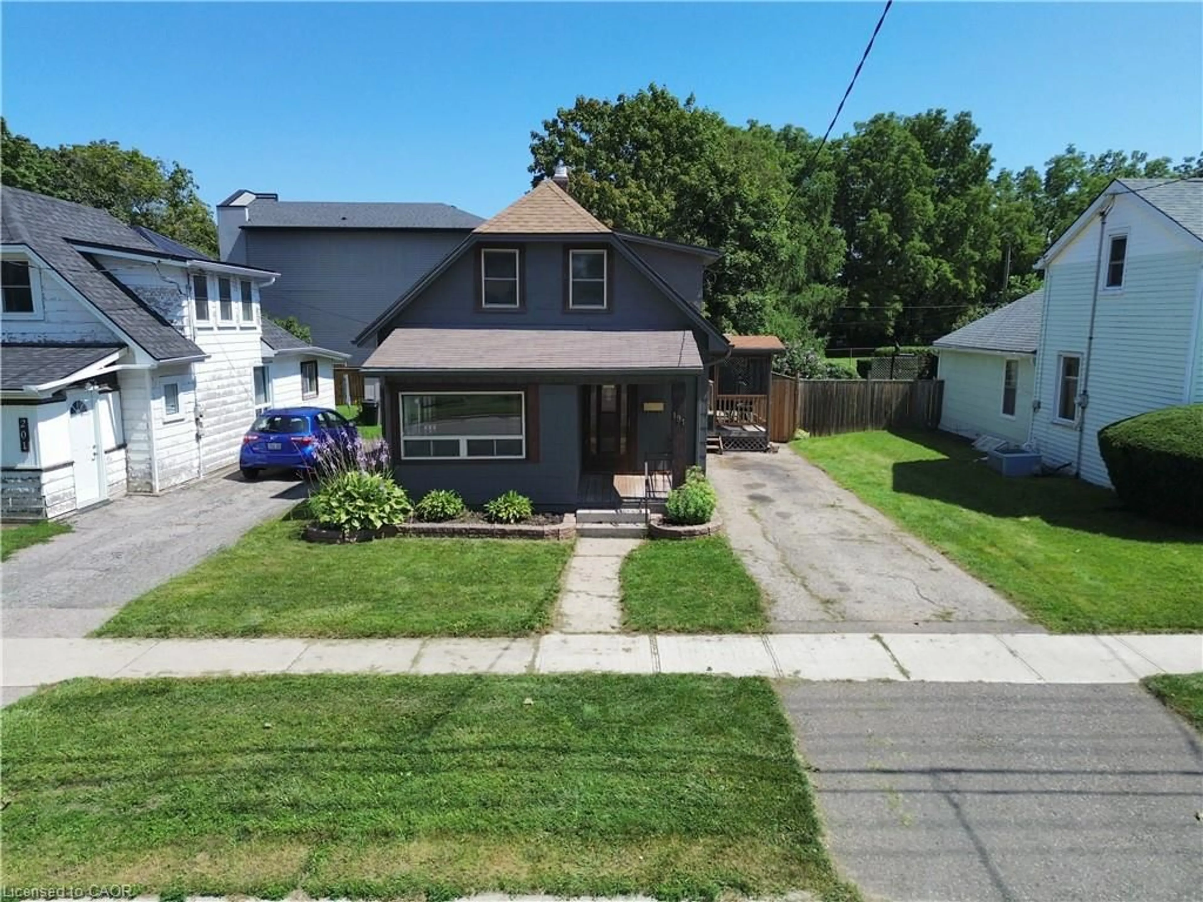 A pic from outside/outdoor area/front of a property/back of a property/a pic from drone, street for 191 Queen St, Simcoe Ontario N3Y 3Y7