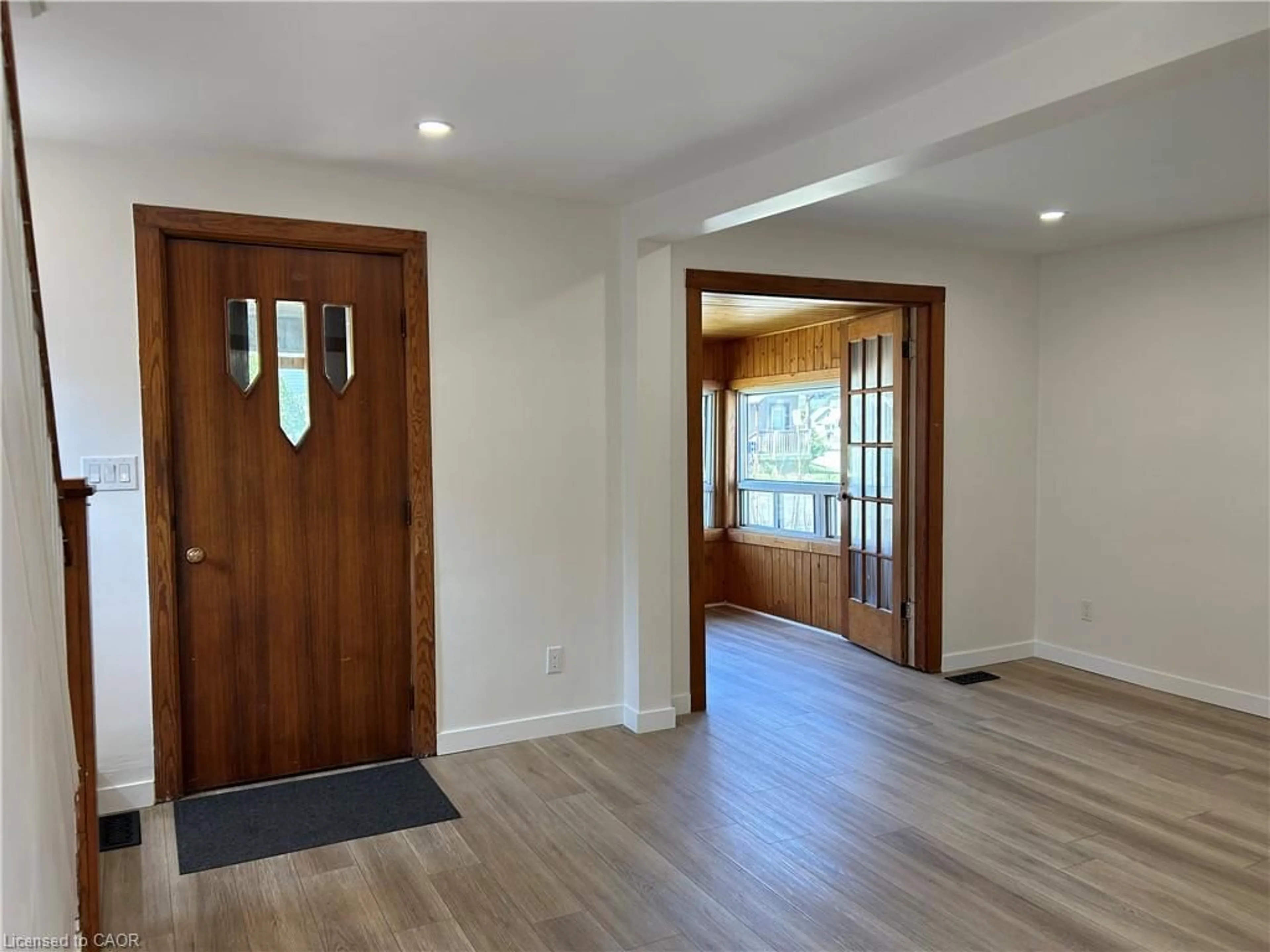 Indoor entryway for 191 Queen St, Simcoe Ontario N3Y 3Y7