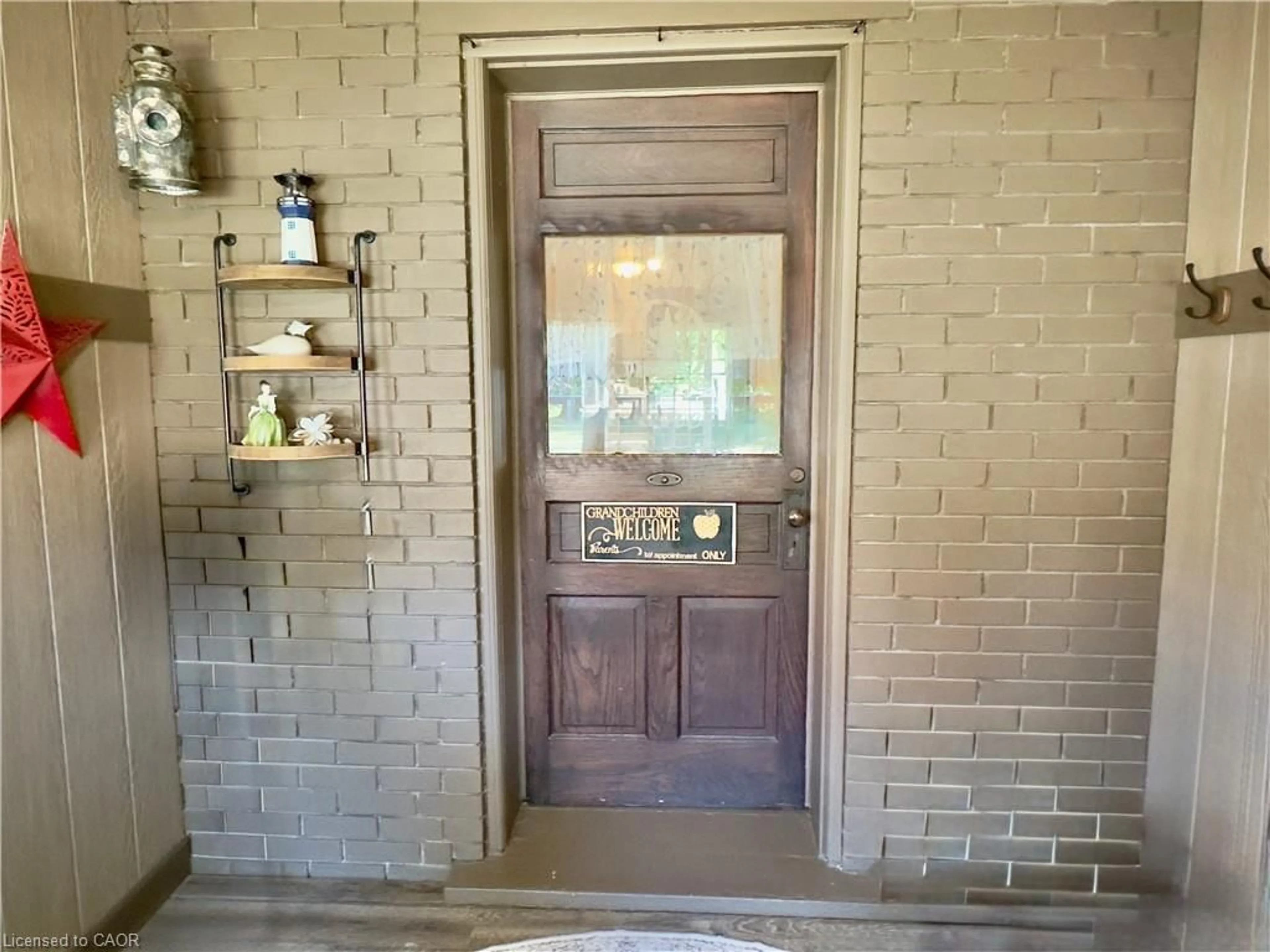 Indoor entryway for 160 William St, Palmerston Ontario N0G 2P0