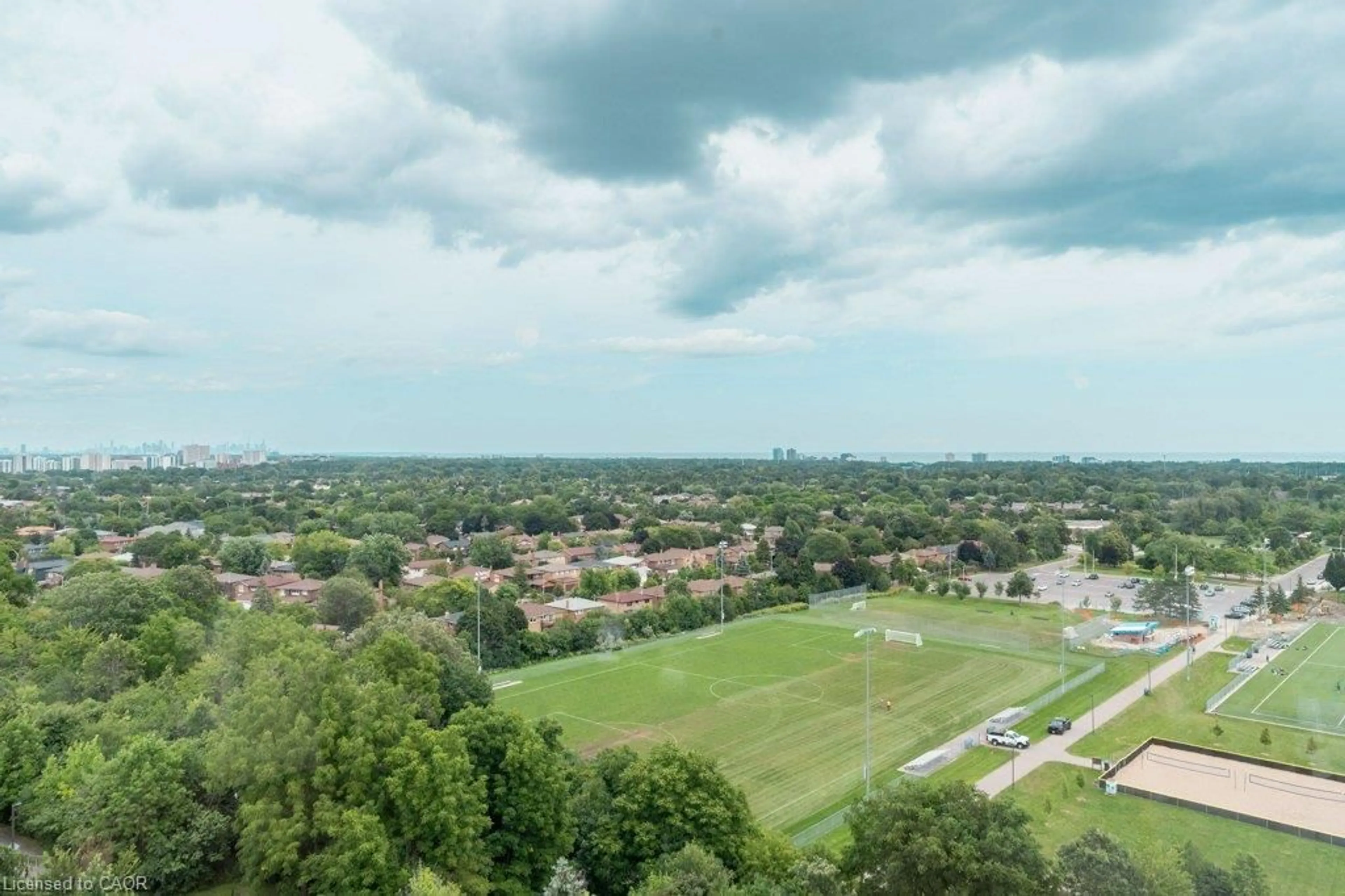 A pic from outside/outdoor area/front of a property/back of a property/a pic from drone, city buildings view from balcony for 880 Dundas St #1106, Mississauga Ontario L5C 4H3