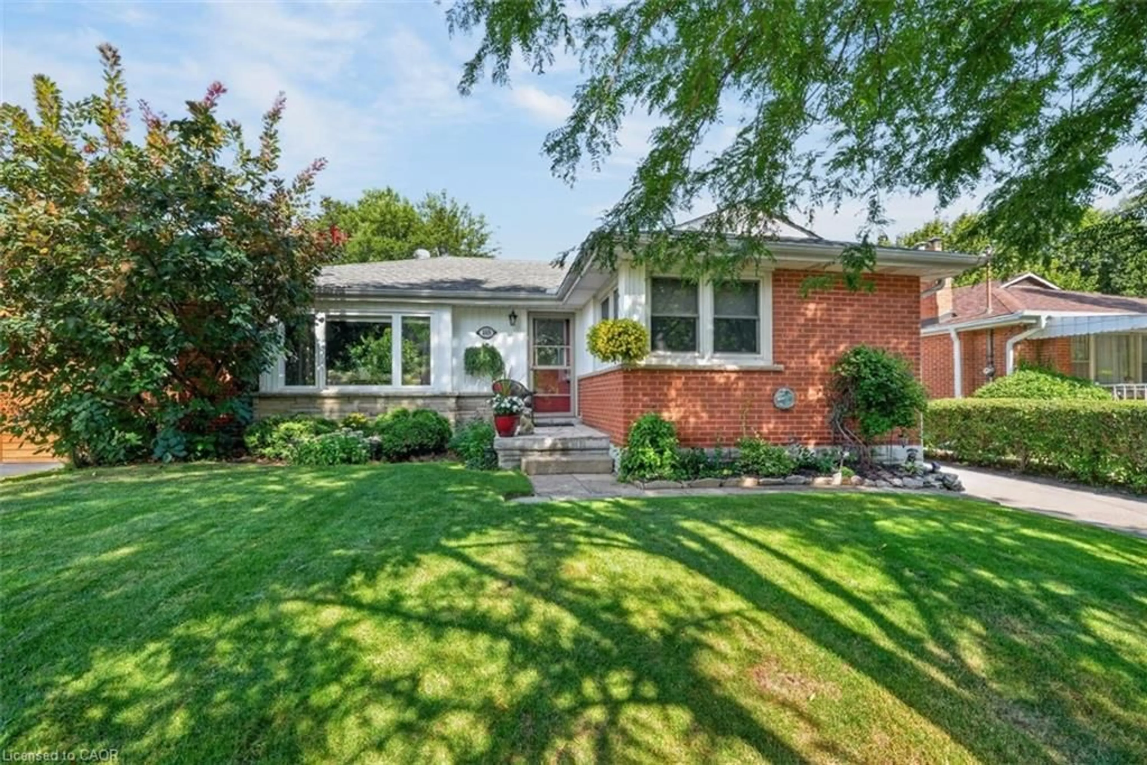Home with brick exterior material, street for 465 Springbank Cres, Burlington Ontario L7T 2W8