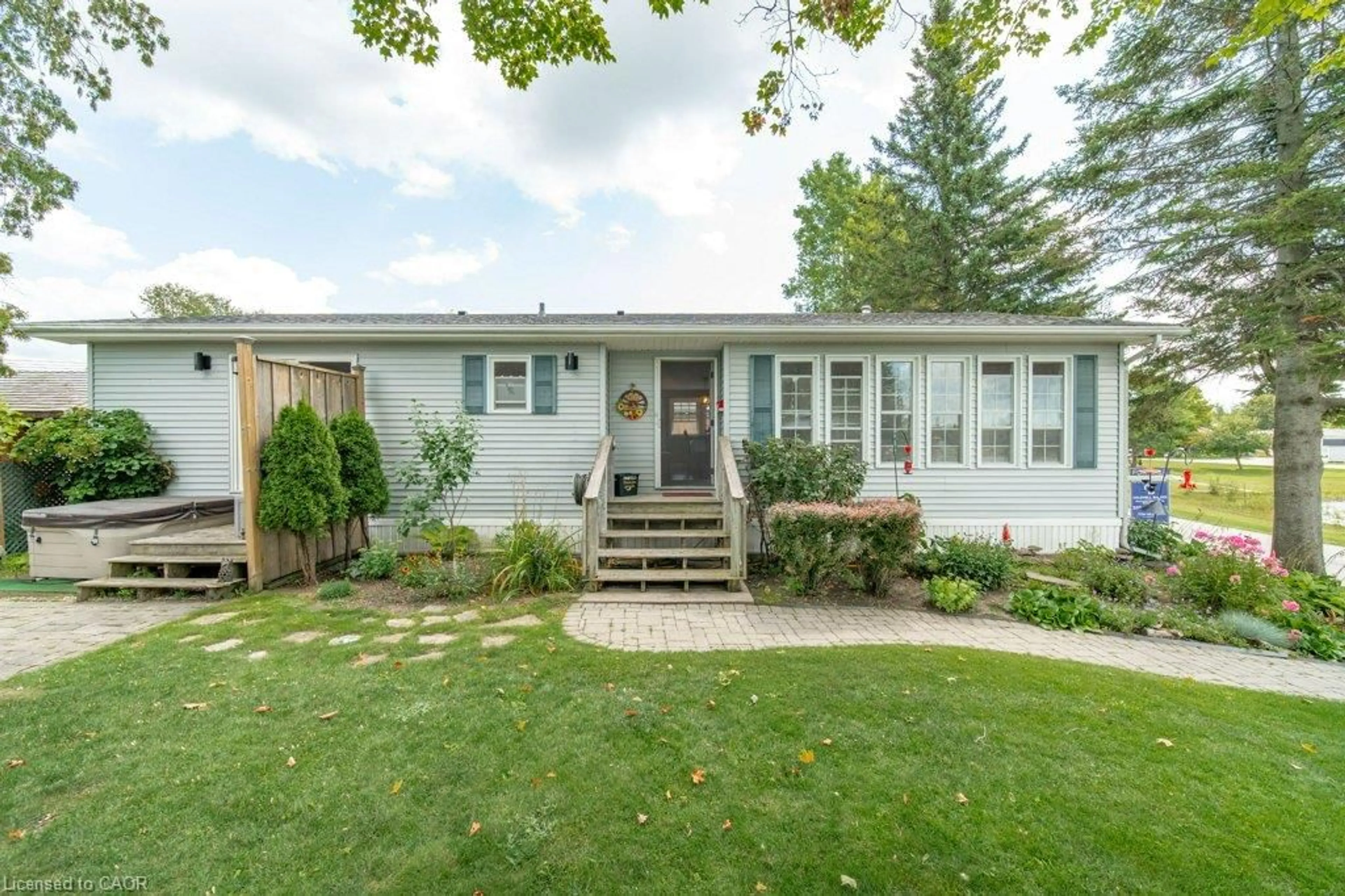 Home with vinyl exterior material, street for 41 Trillium Beach Dr, Puslinch Ontario N0B 2J0