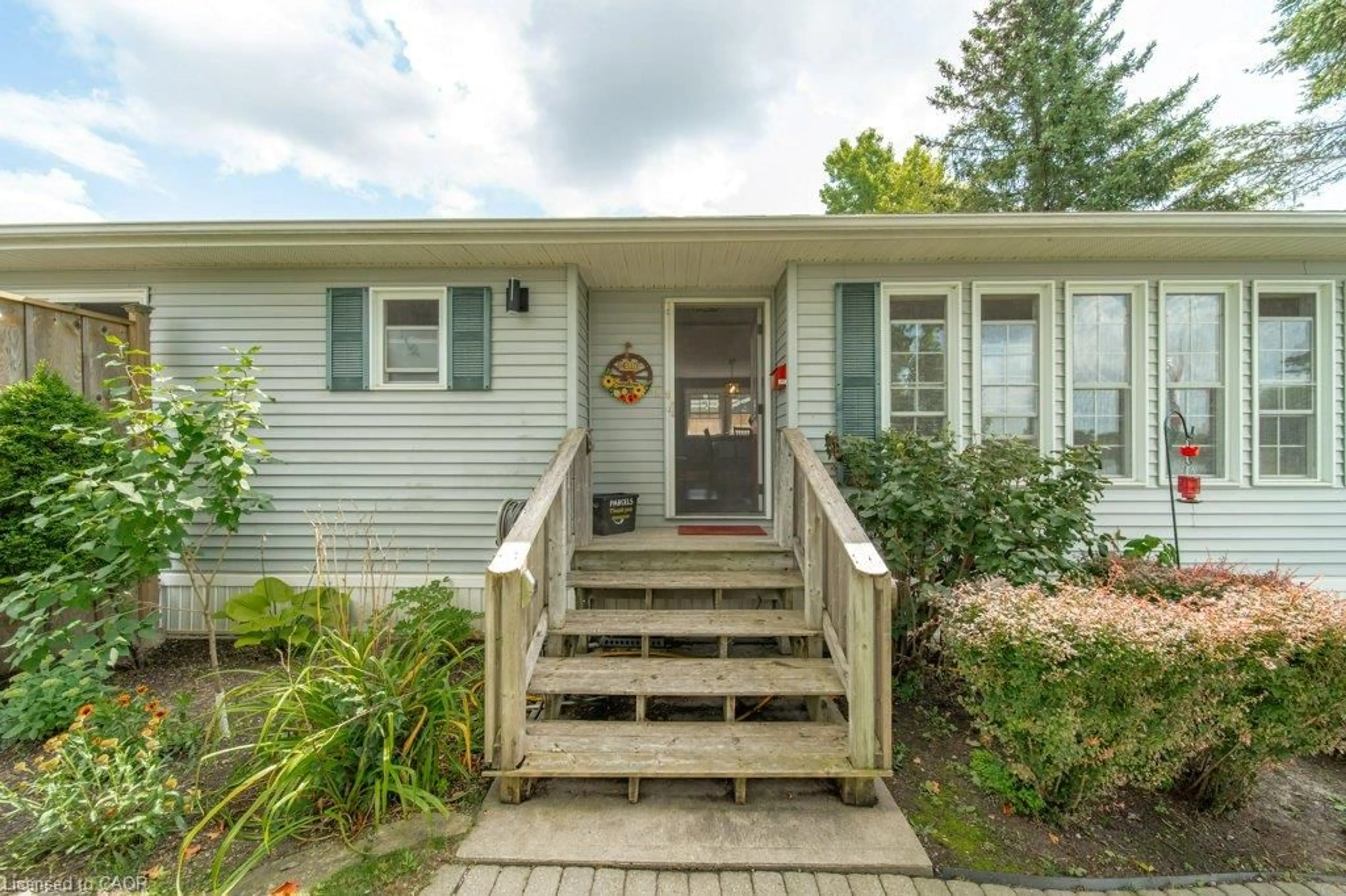 Home with vinyl exterior material, street for 41 Trillium Beach Dr, Puslinch Ontario N0B 2J0