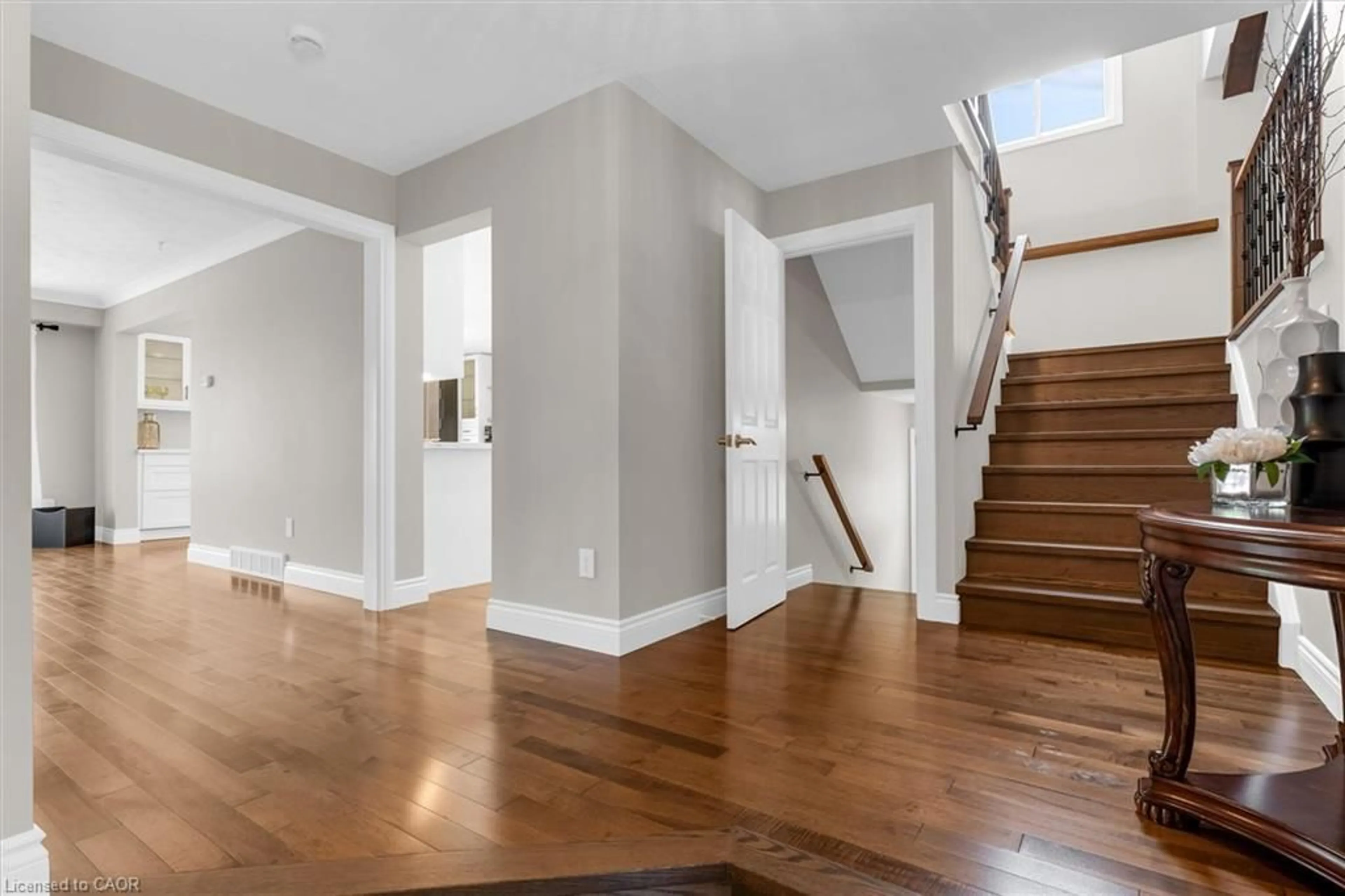 Indoor entryway for 19 Millpond Pl, Hamilton Ontario L8W 2W6