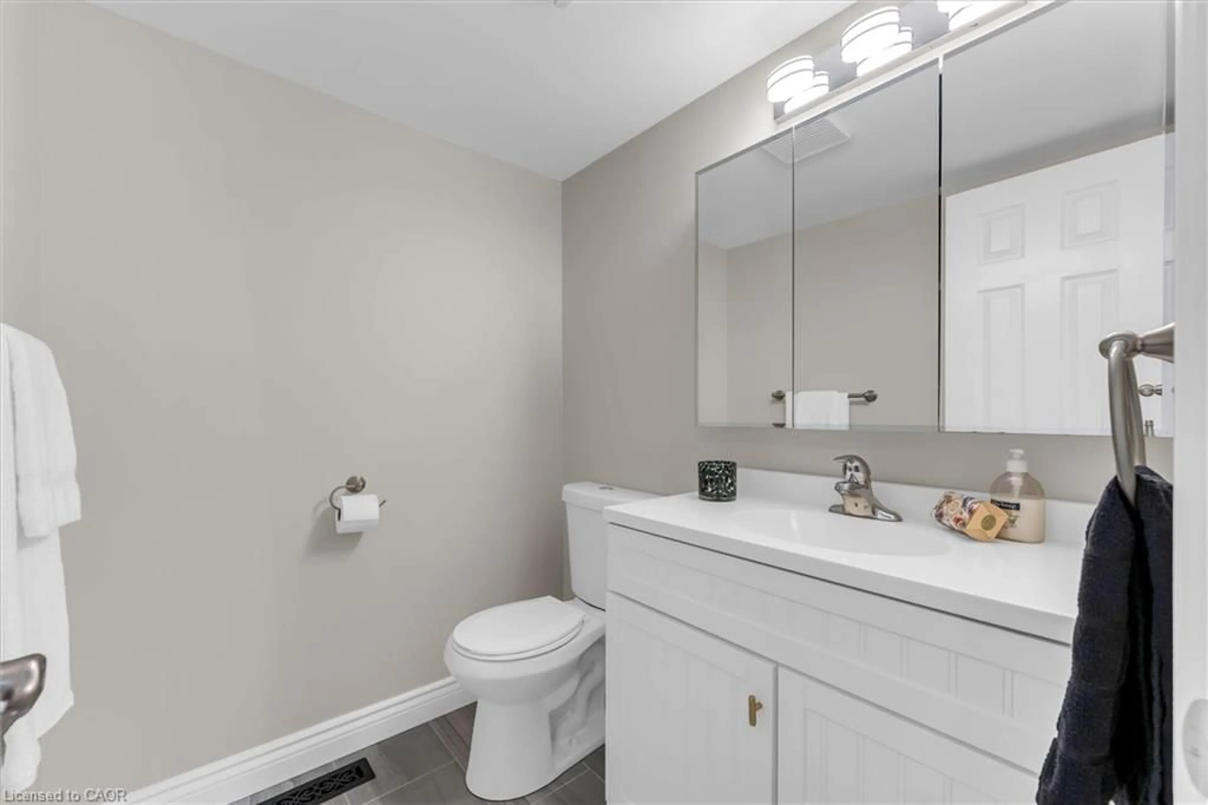 Standard bathroom, unknown for 19 Millpond Pl, Hamilton Ontario L8W 2W6