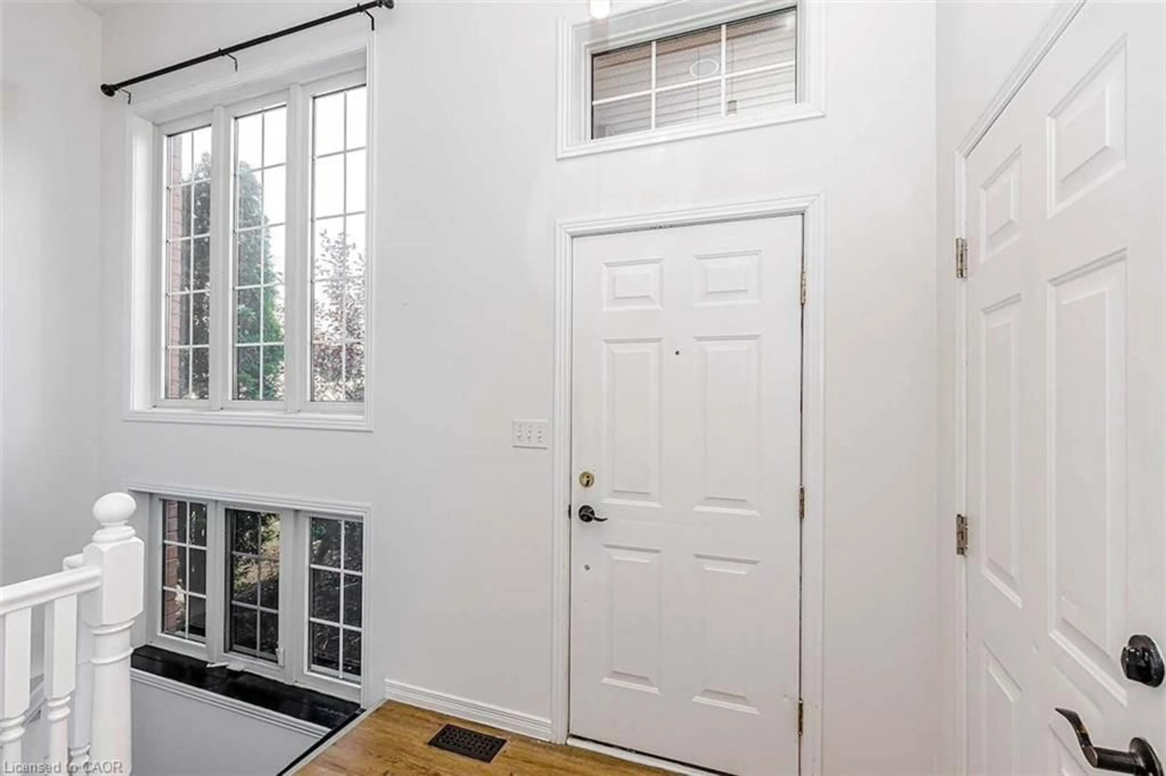 Indoor entryway for 47 Queensway Dr, Strathroy Ontario N7G 4M2