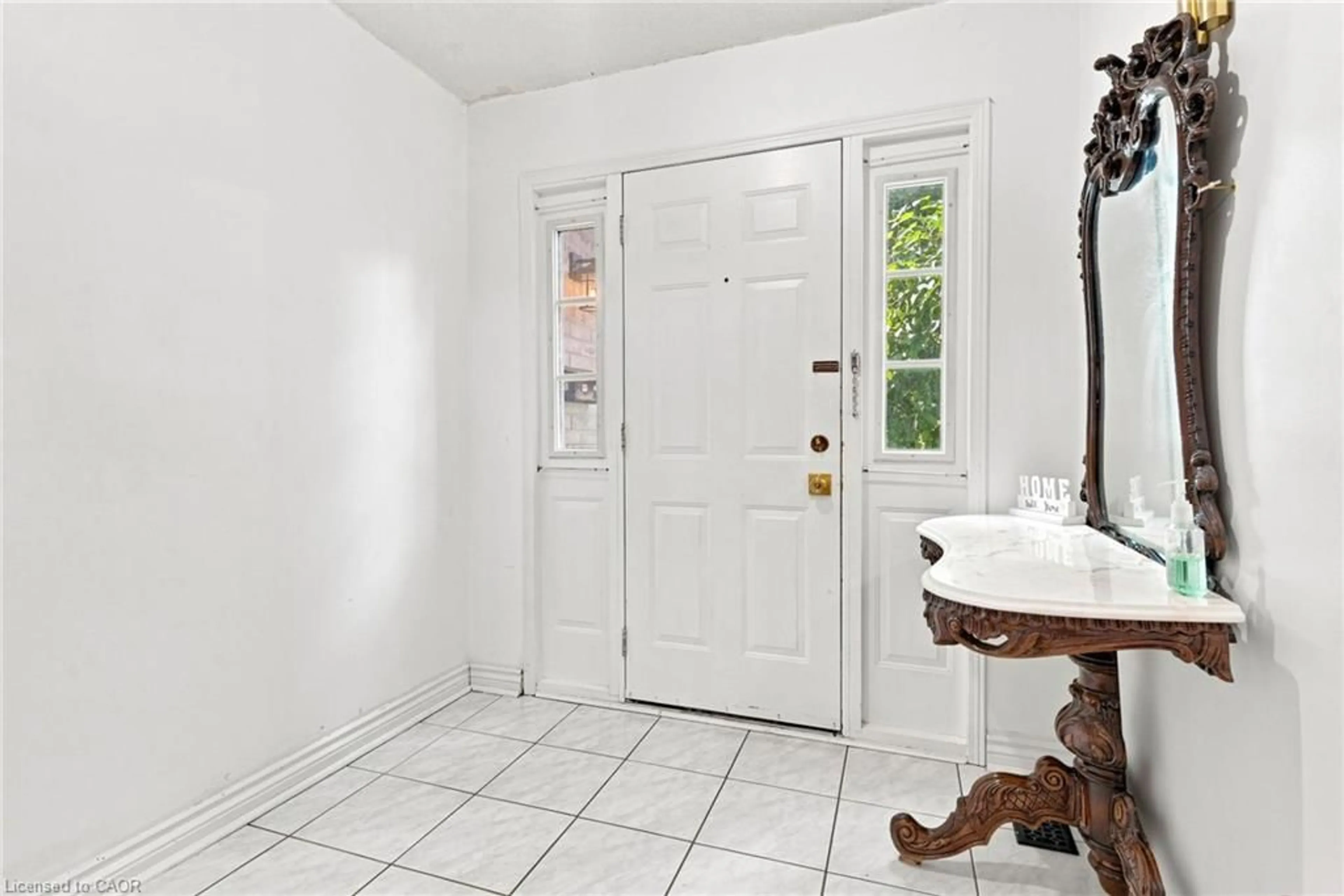 Indoor entryway for 34 Lisajane Crt, Hamilton Ontario L9B 2N6