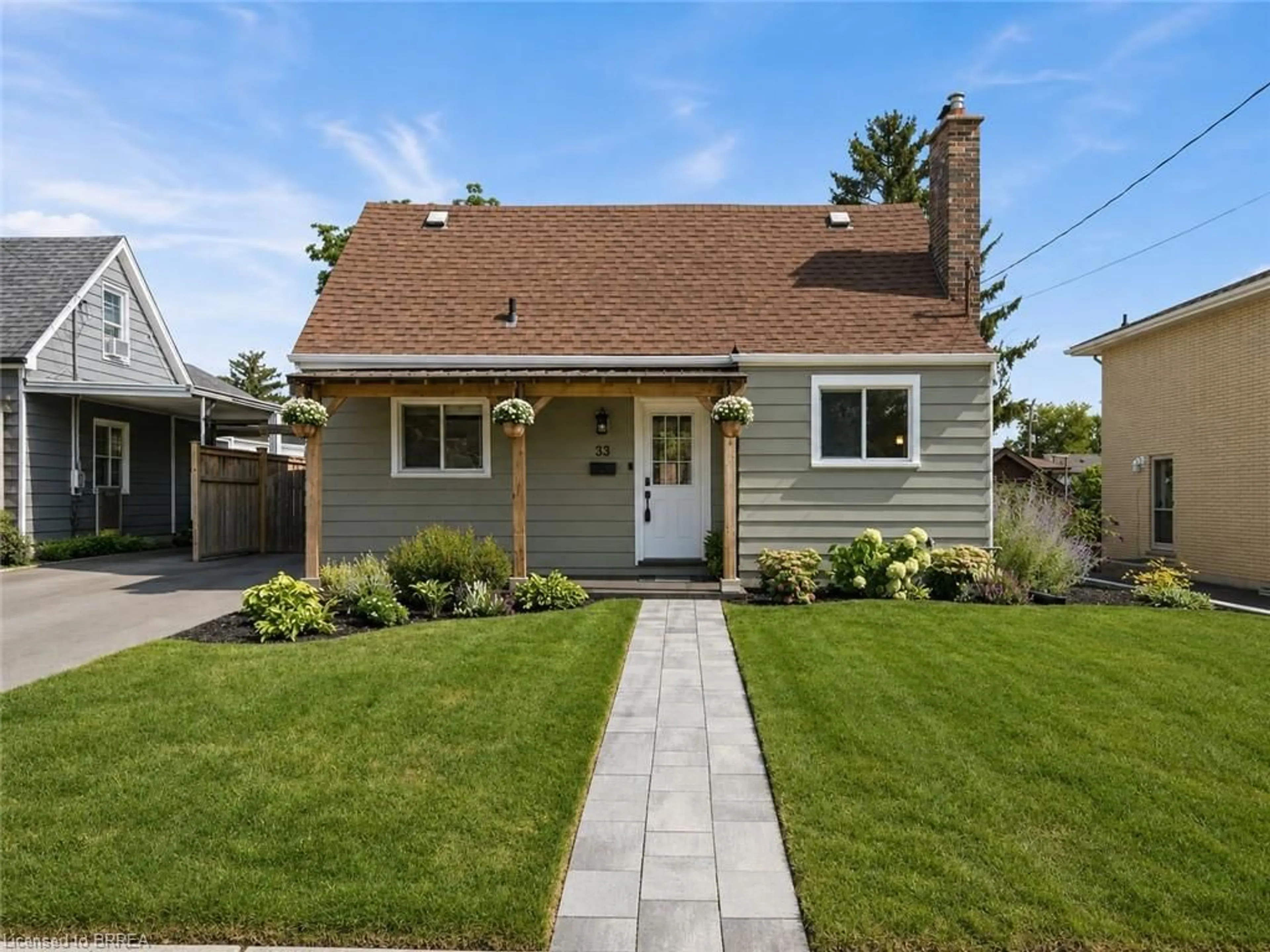 Home with vinyl exterior material, street for 33 Wood St, Brantford Ontario N3R 2K7