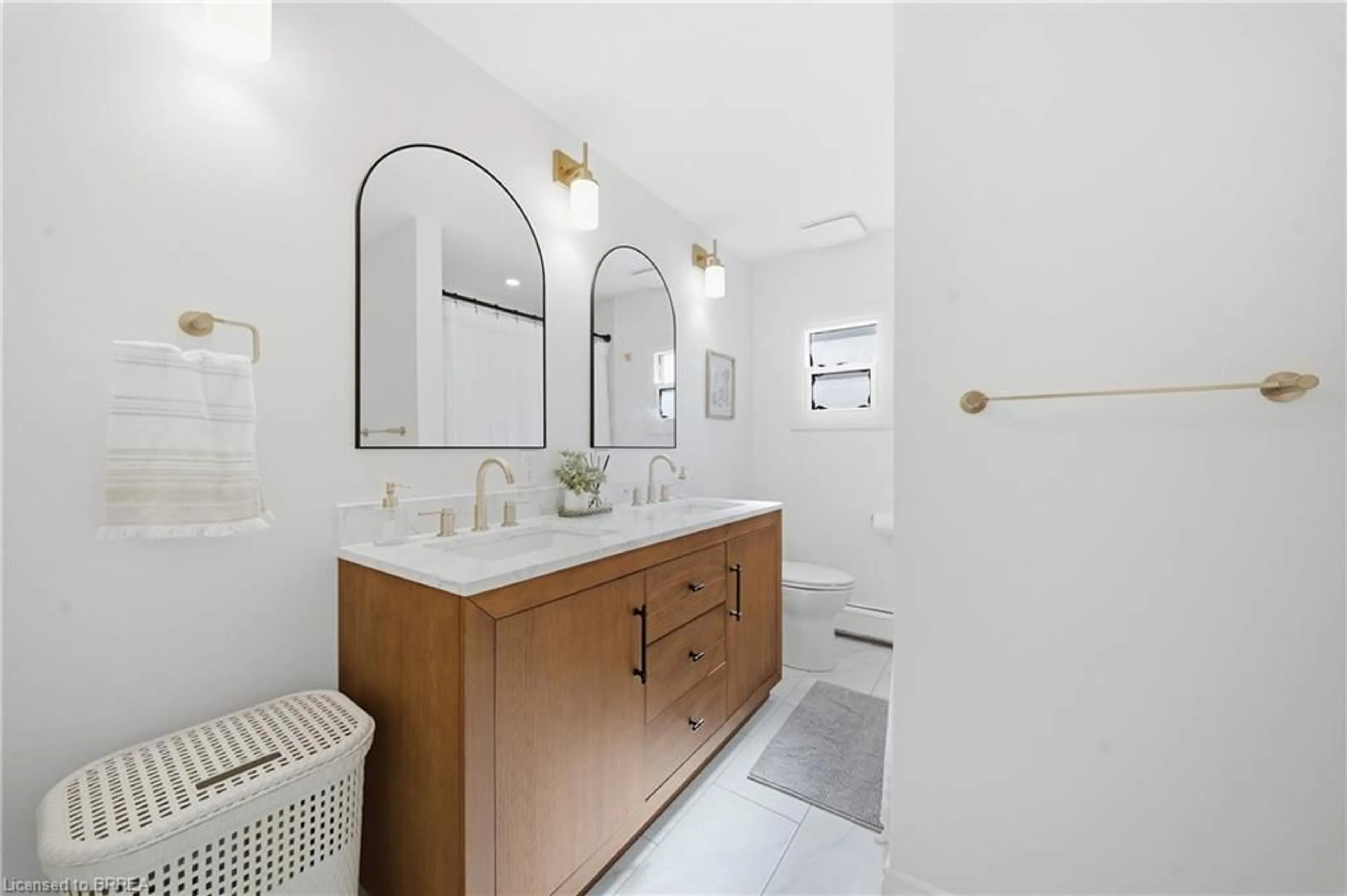 Contemporary bathroom, ceramic/tile floor for 33 Wood St, Brantford Ontario N3R 2K7