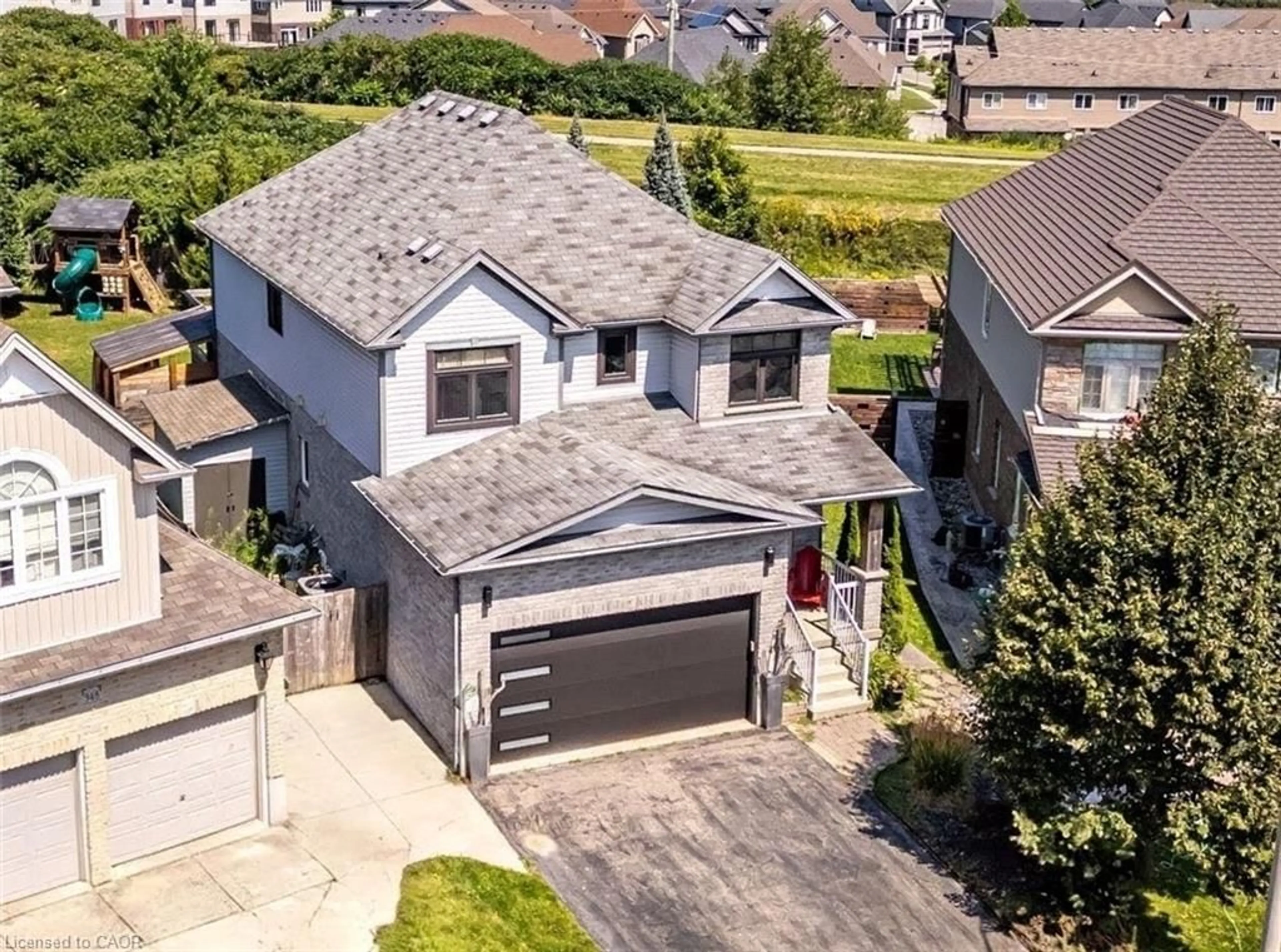 A pic from outside/outdoor area/front of a property/back of a property/a pic from drone, street for 944 Parkvale Crt, Kitchener Ontario N2R 1Y6