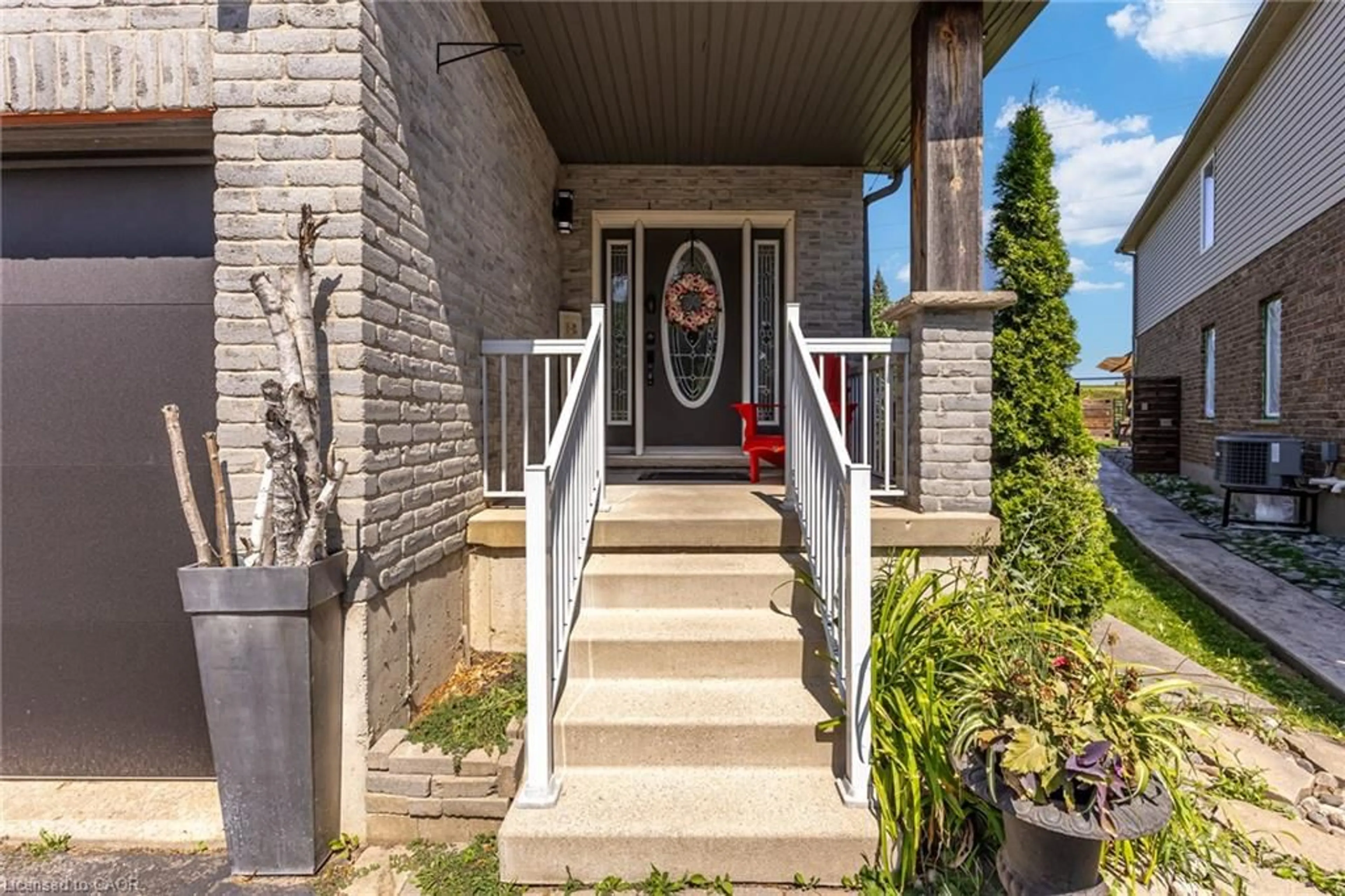 Indoor entryway for 944 Parkvale Crt, Kitchener Ontario N2R 1Y6