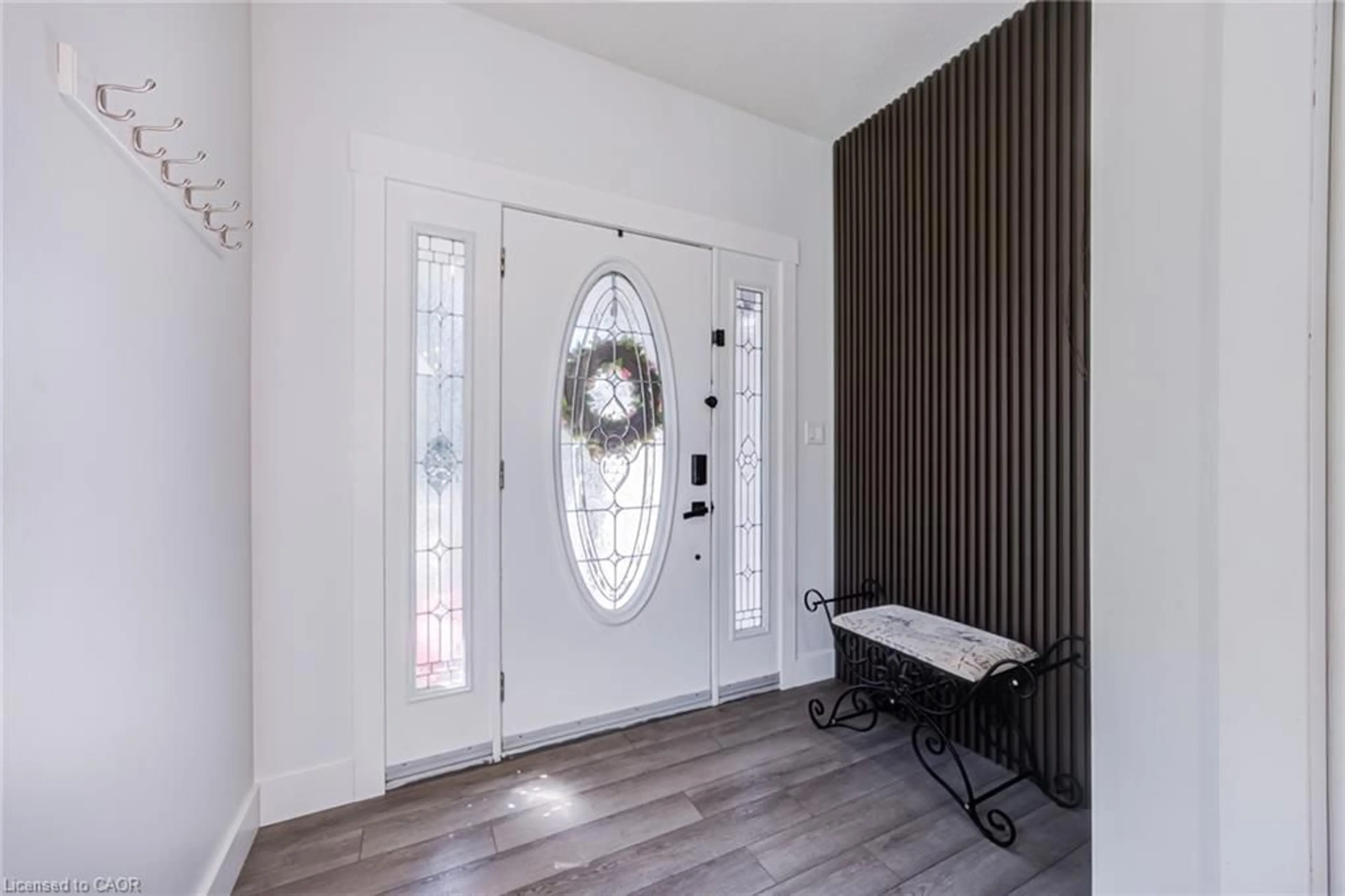 Indoor entryway for 944 Parkvale Crt, Kitchener Ontario N2R 1Y6