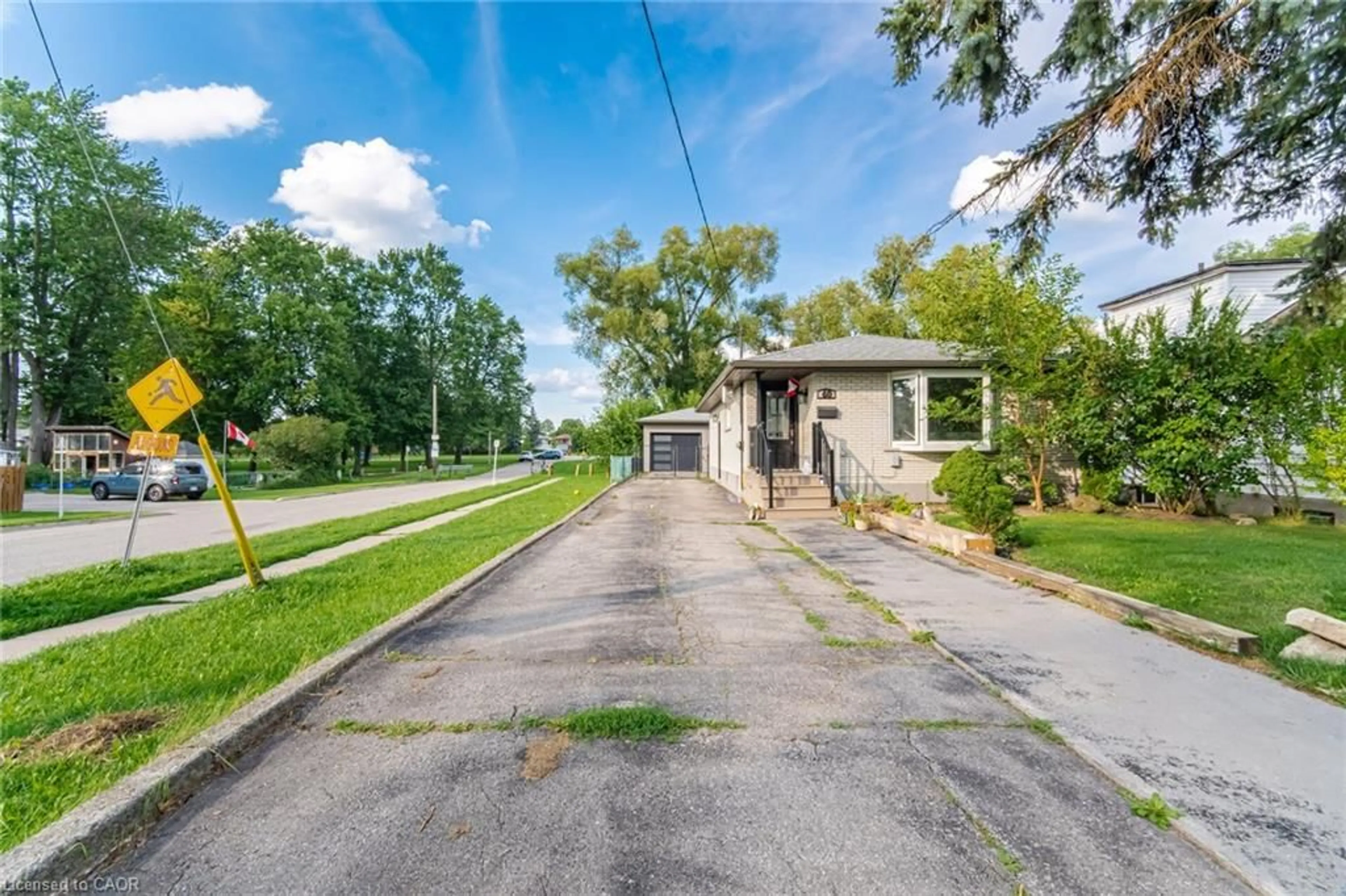 A pic from outside/outdoor area/front of a property/back of a property/a pic from drone, street for 60 Elmwood Ave, Cambridge Ontario N1R 4Y2