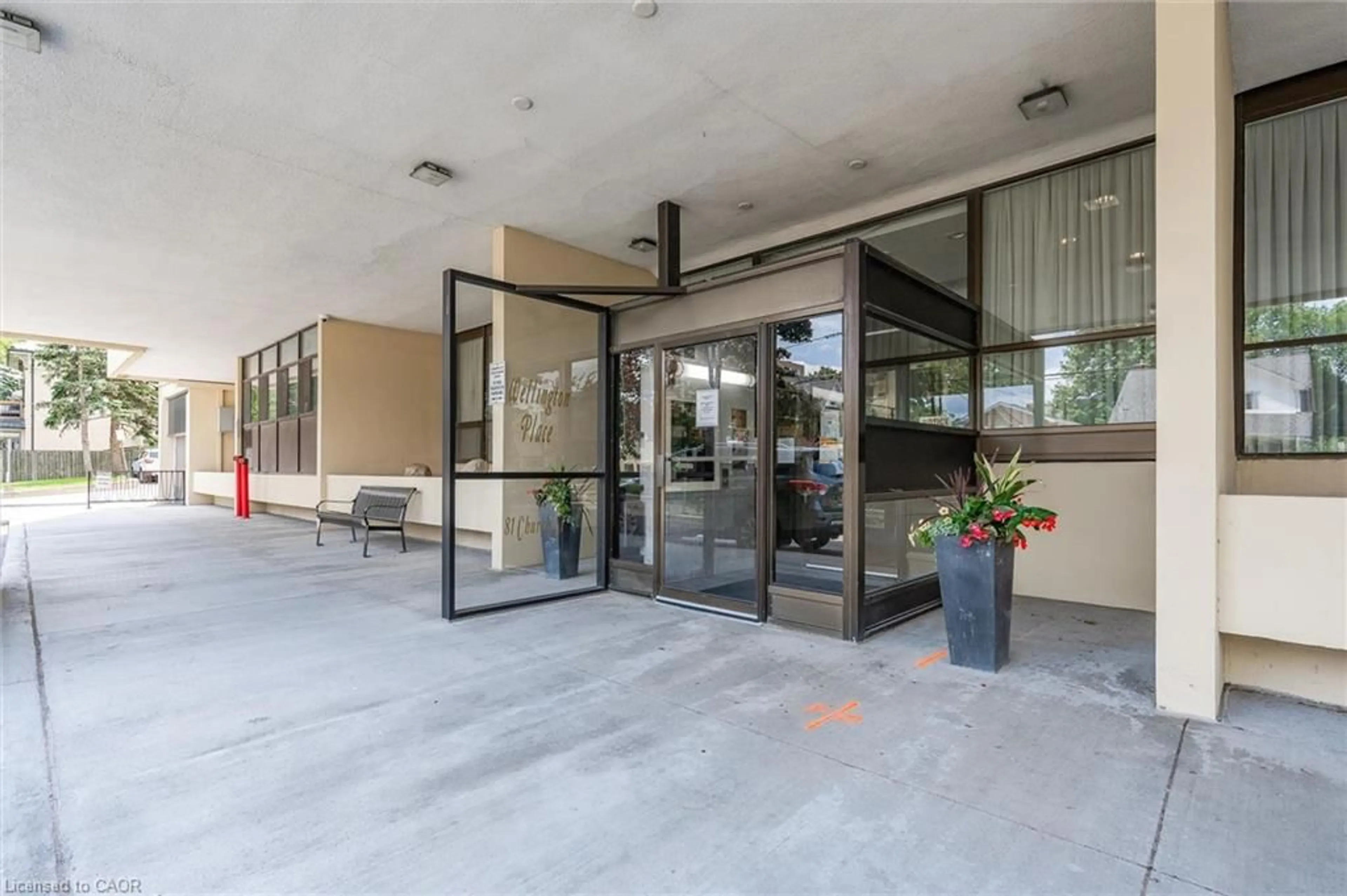Indoor foyer for 81 Church St #1801, Kitchener Ontario N2G 4M1