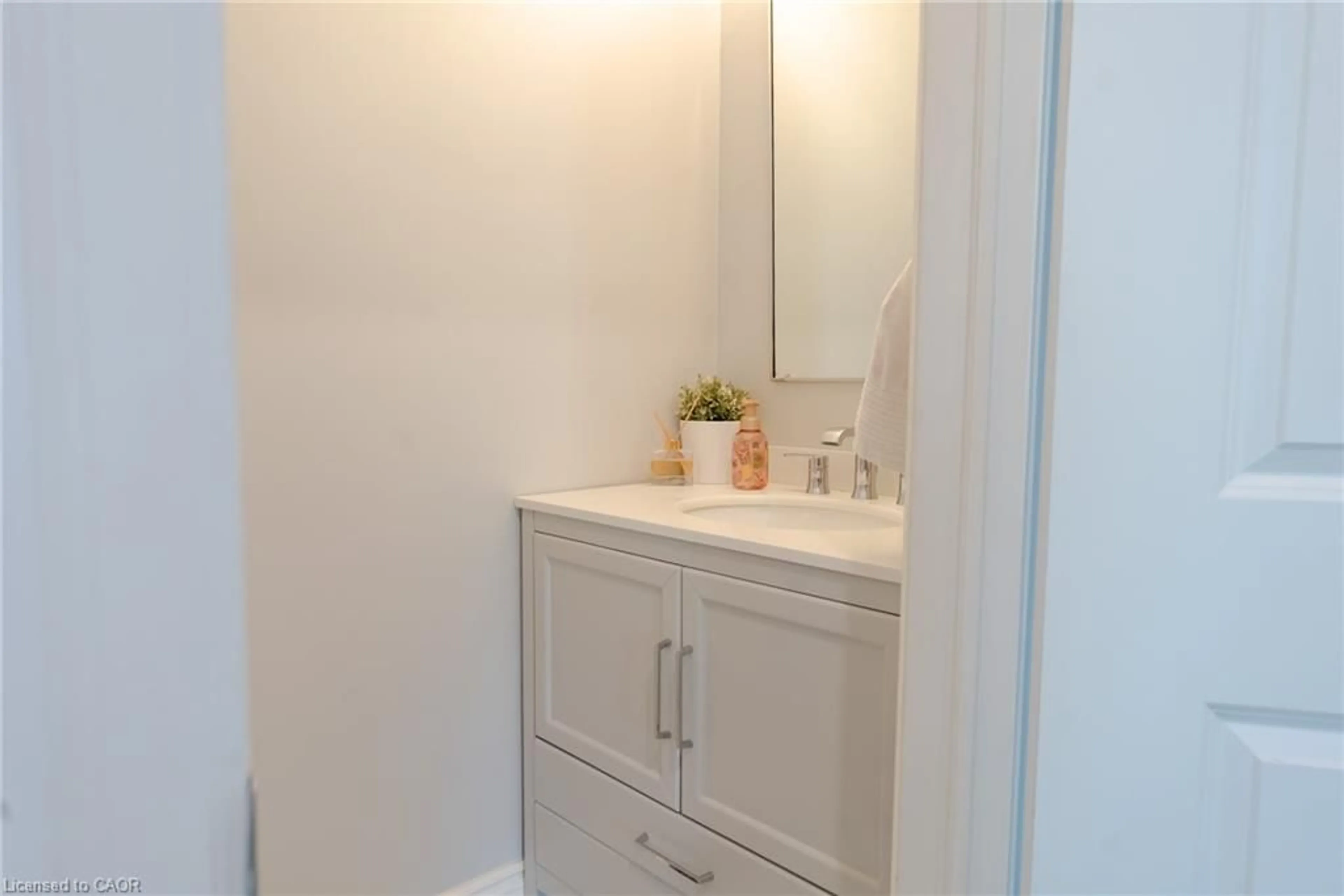 Standard bathroom, ceramic/tile floor for 4303 Arejay Ave, Beamsville Ontario L3J 0P8