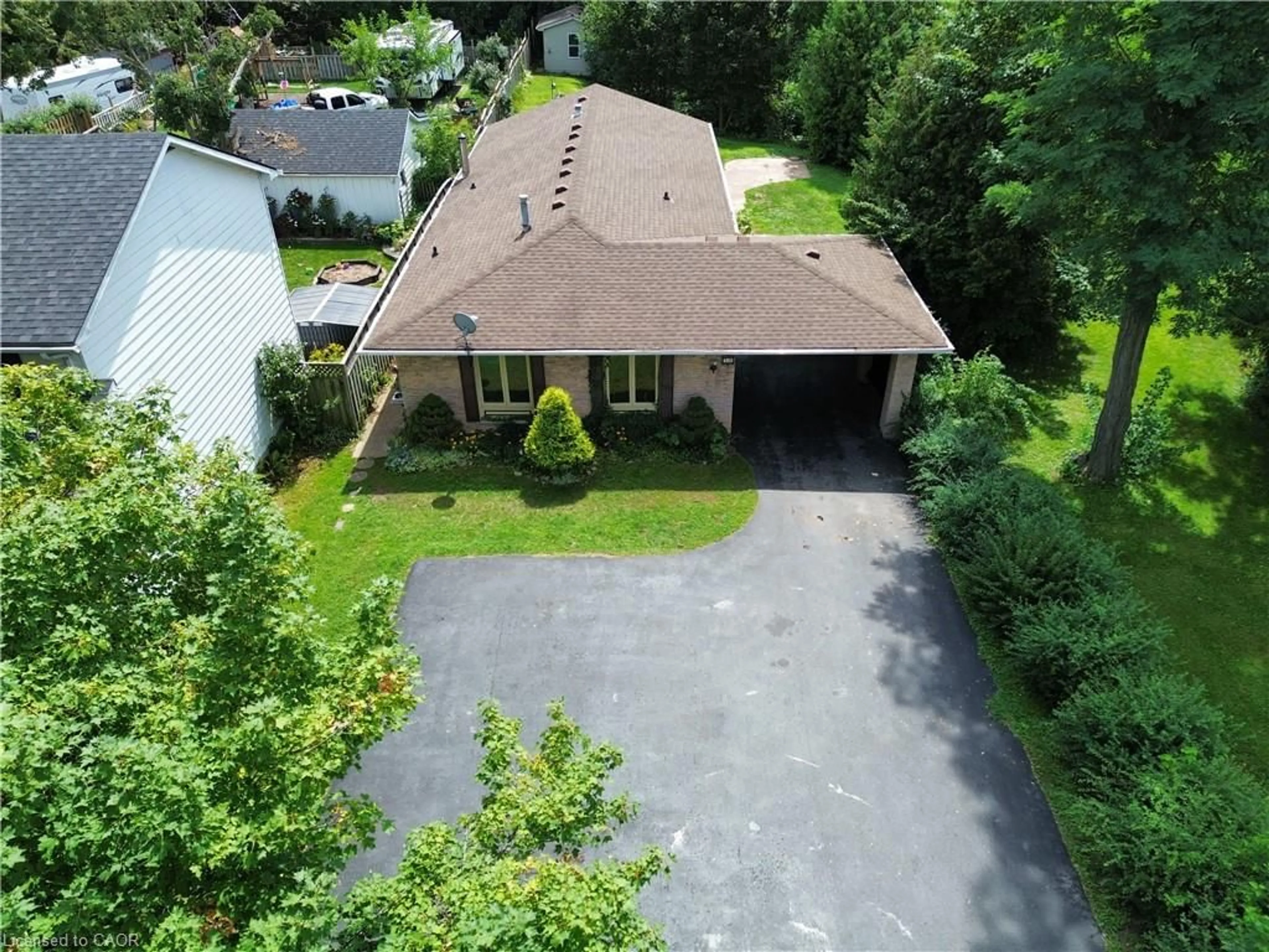 A pic from outside/outdoor area/front of a property/back of a property/a pic from drone, street for 90 Queensway, Simcoe Ontario N3Y 4M6