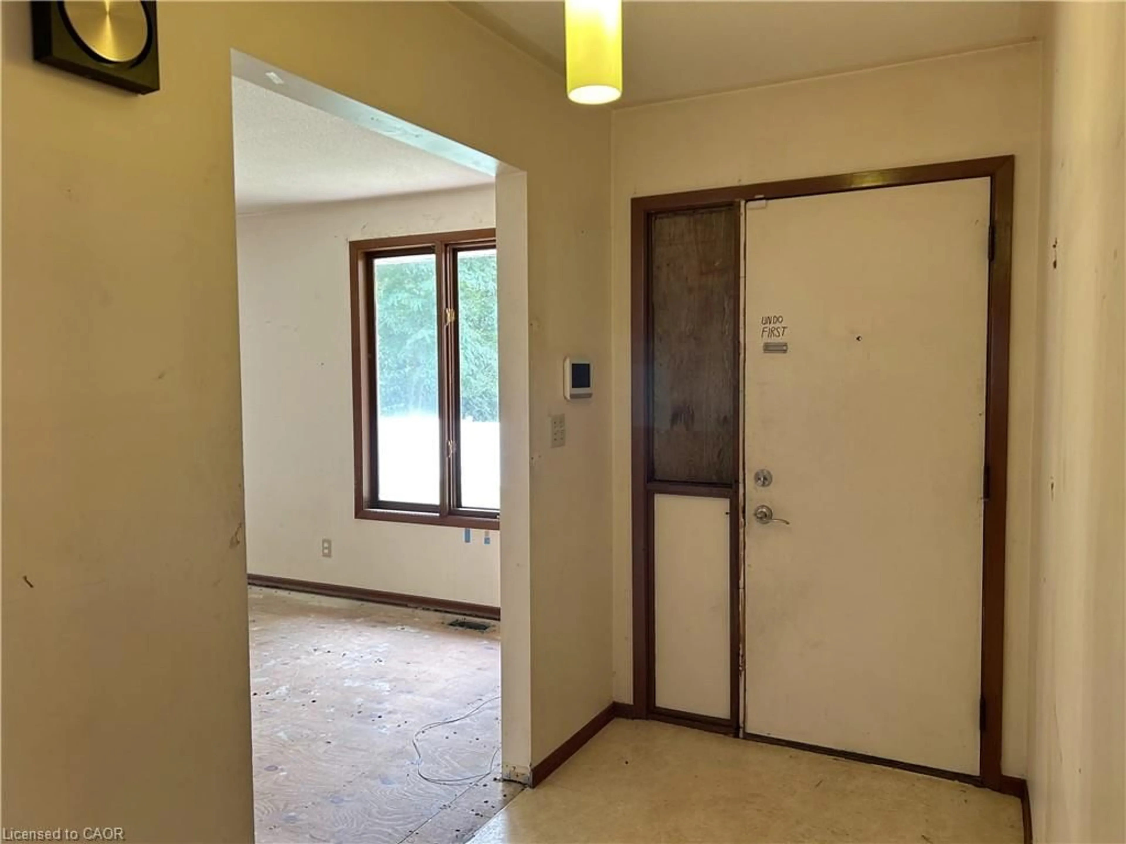 Indoor foyer for 90 Queensway, Simcoe Ontario N3Y 4M6
