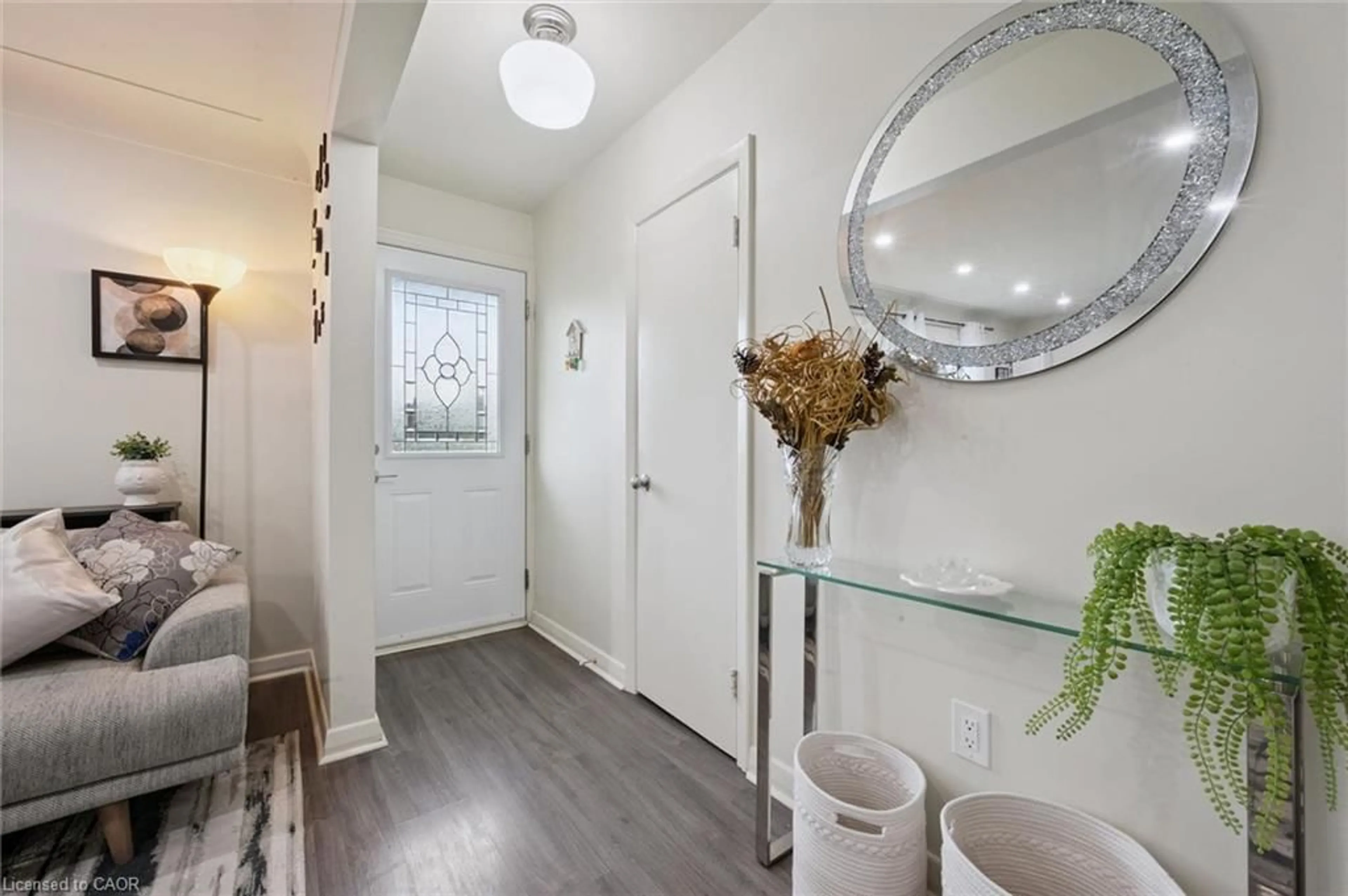 Indoor entryway for 60 Edinburgh Rd, Kitchener Ontario N2B 1M5
