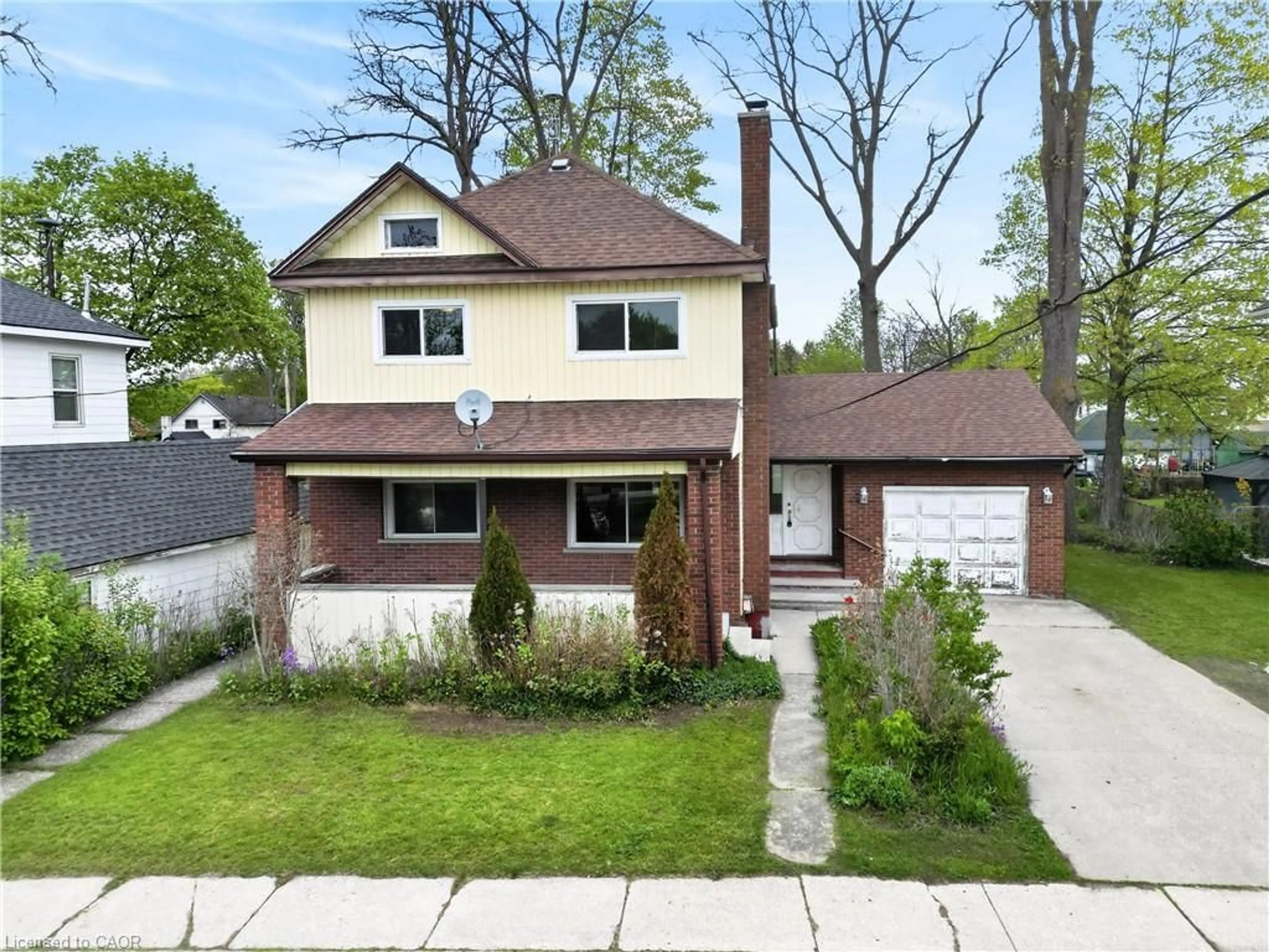 Home with brick exterior material, street for 119 North Cayuga St, Dunnville Ontario N1A 1P3