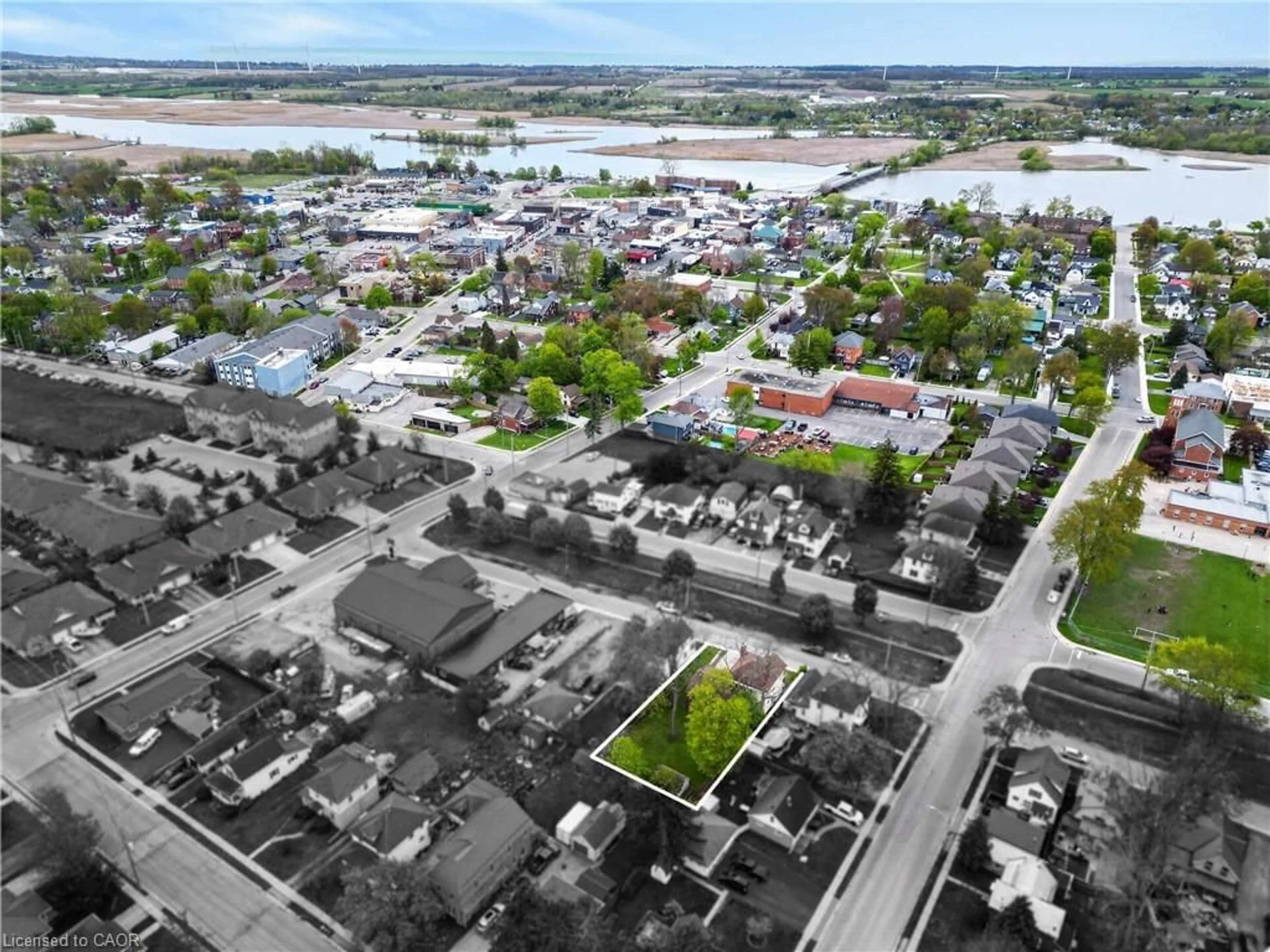 A pic from outside/outdoor area/front of a property/back of a property/a pic from drone, street for 119 North Cayuga St, Dunnville Ontario N1A 1P3
