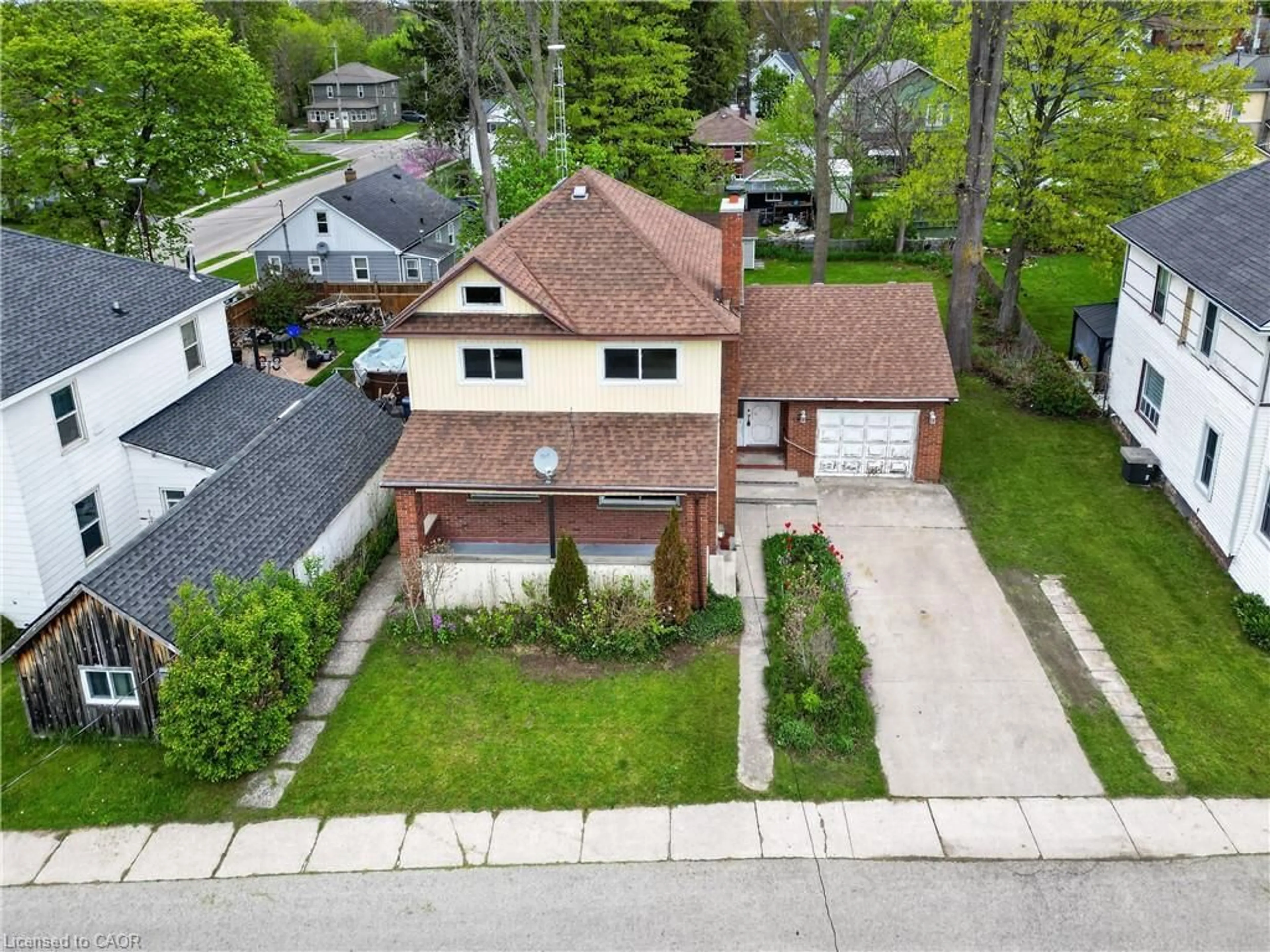 A pic from outside/outdoor area/front of a property/back of a property/a pic from drone, street for 119 North Cayuga St, Dunnville Ontario N1A 1P3