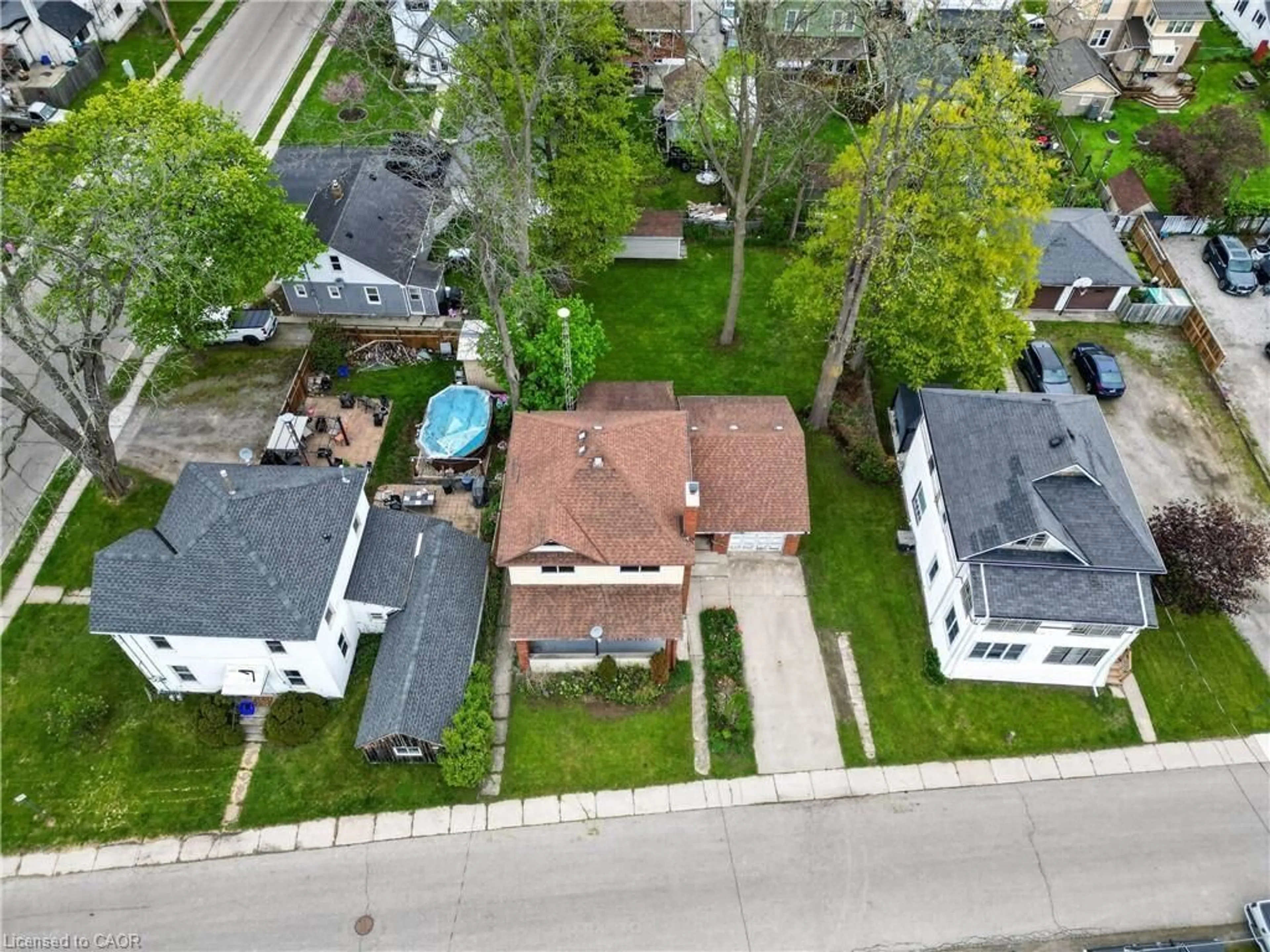 A pic from outside/outdoor area/front of a property/back of a property/a pic from drone, street for 119 North Cayuga St, Dunnville Ontario N1A 1P3