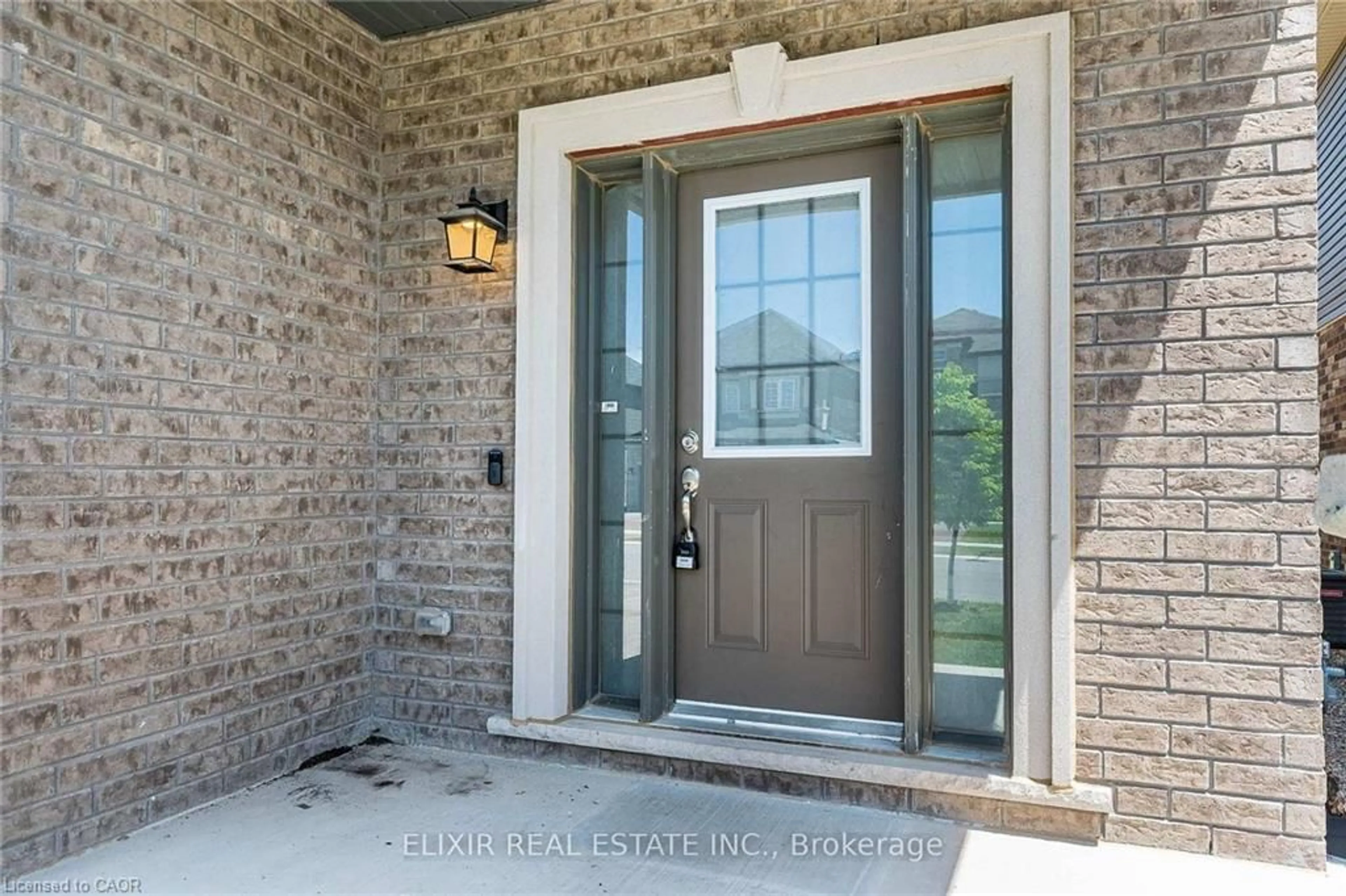Indoor entryway for 11 Brewis St, Paris Ontario N3L 0L2
