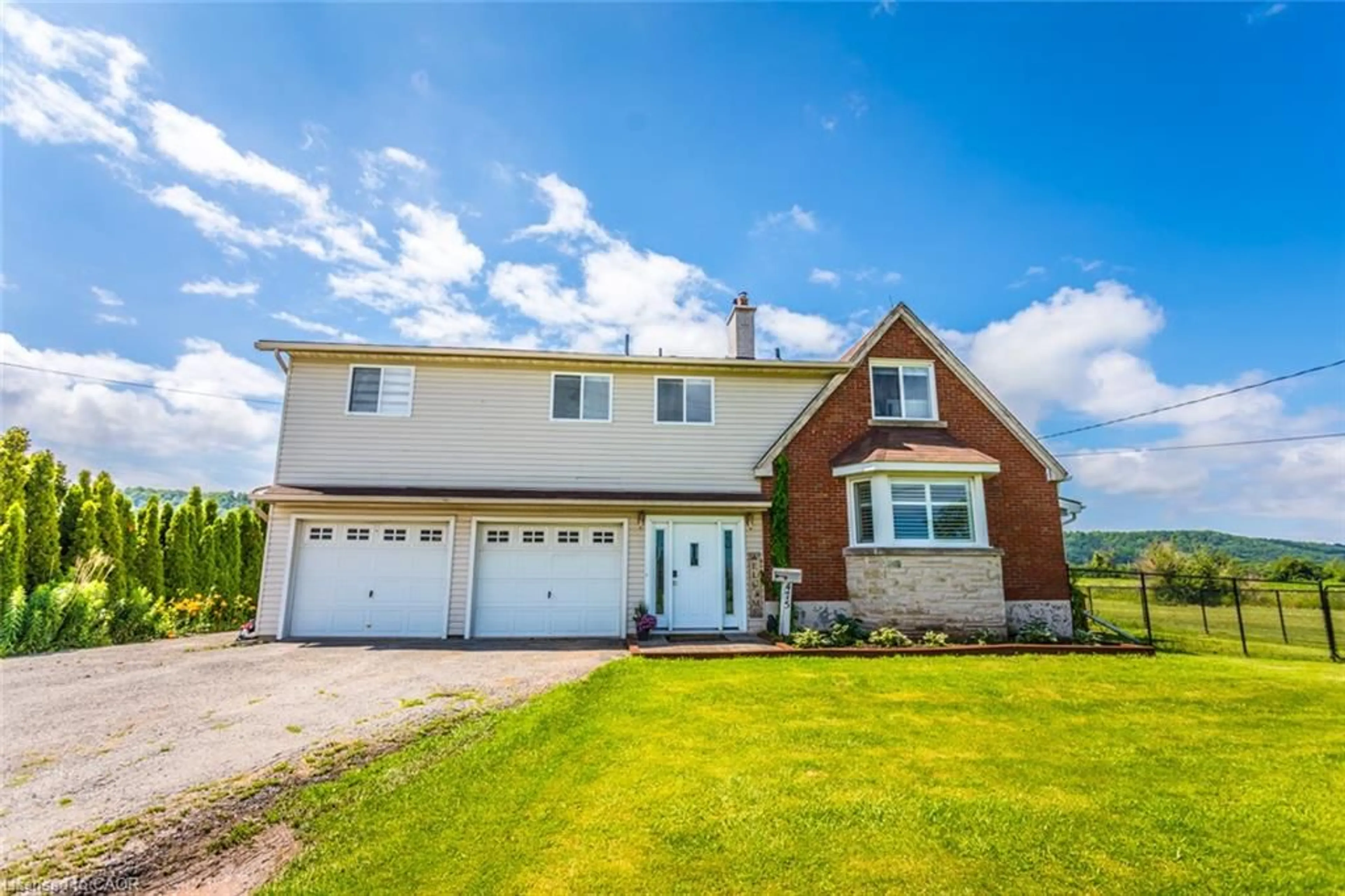 Home with vinyl exterior material, street for 475 Main St, Grimsby Ontario L3M 1T4