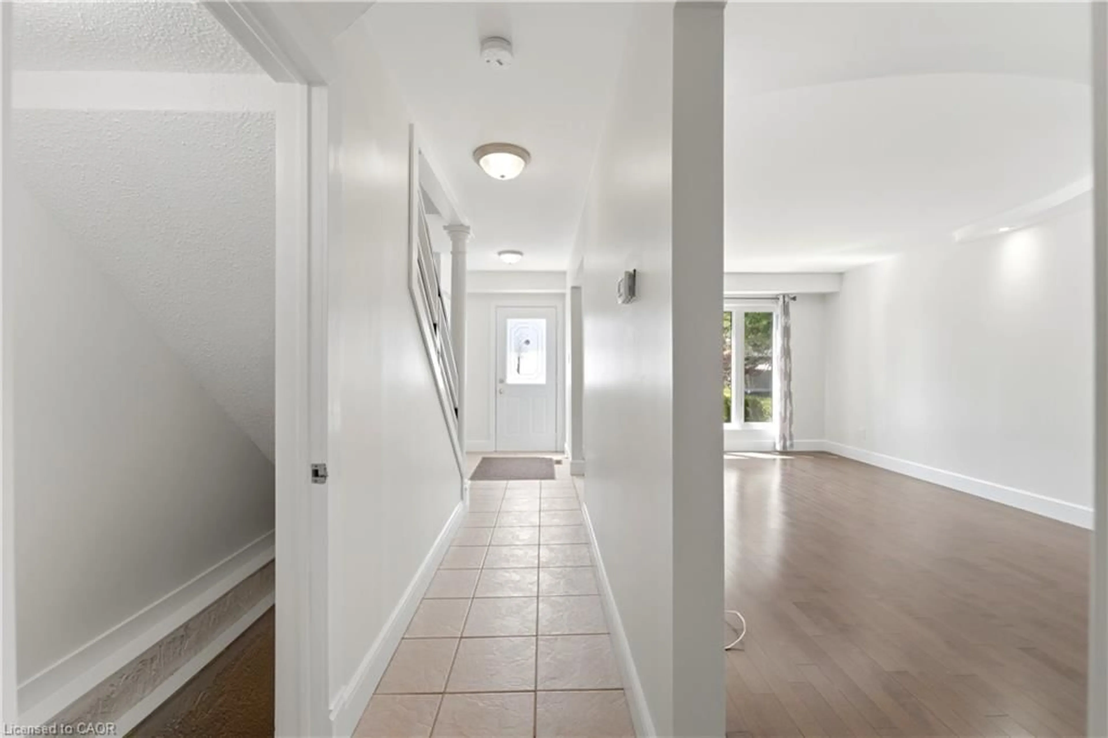 Indoor entryway for 23 Heatherdale Pl, Hamilton Ontario L9C 6K7