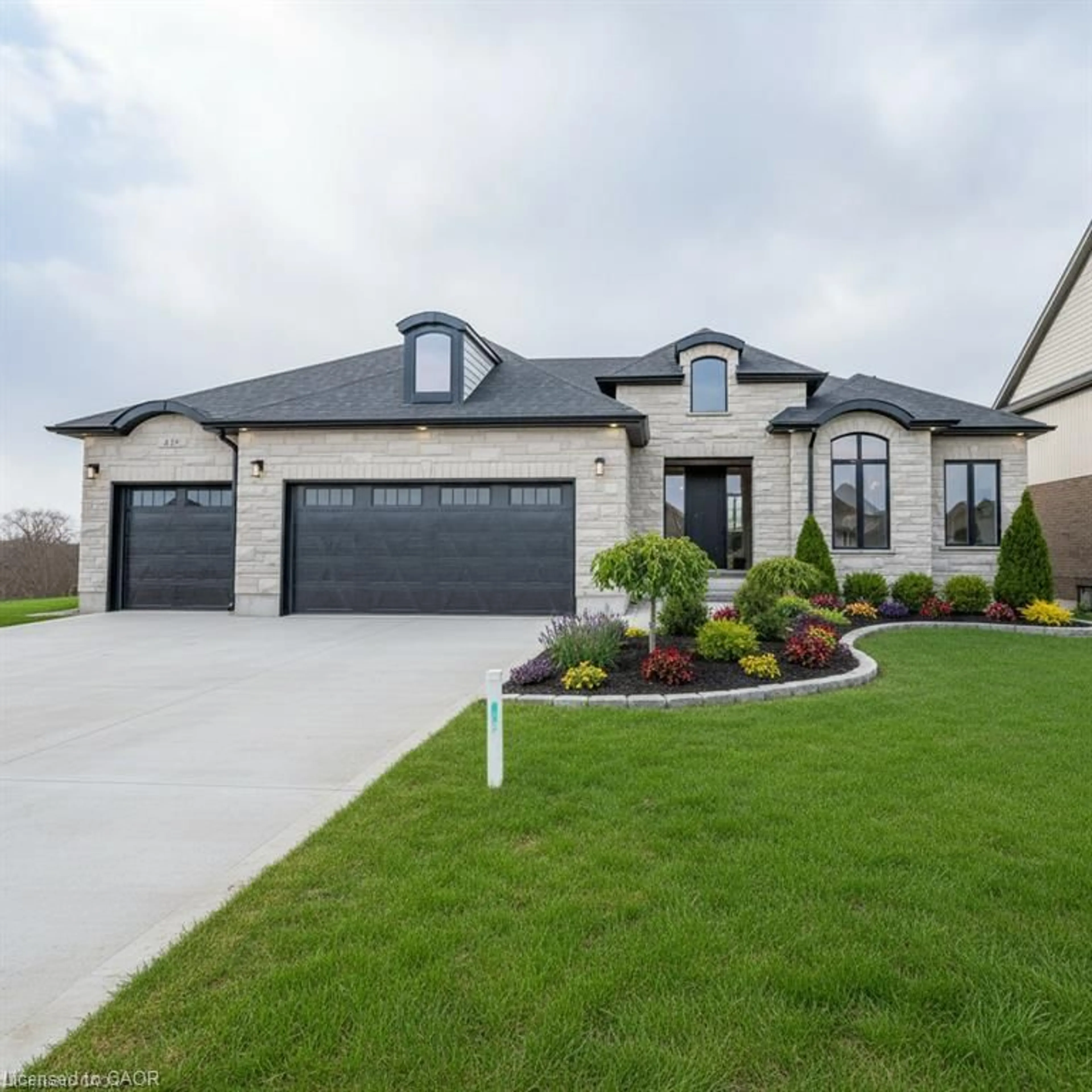 Home with vinyl exterior material, street for 2088 Nithview Crt, Nithburg Ontario N0B 2T0