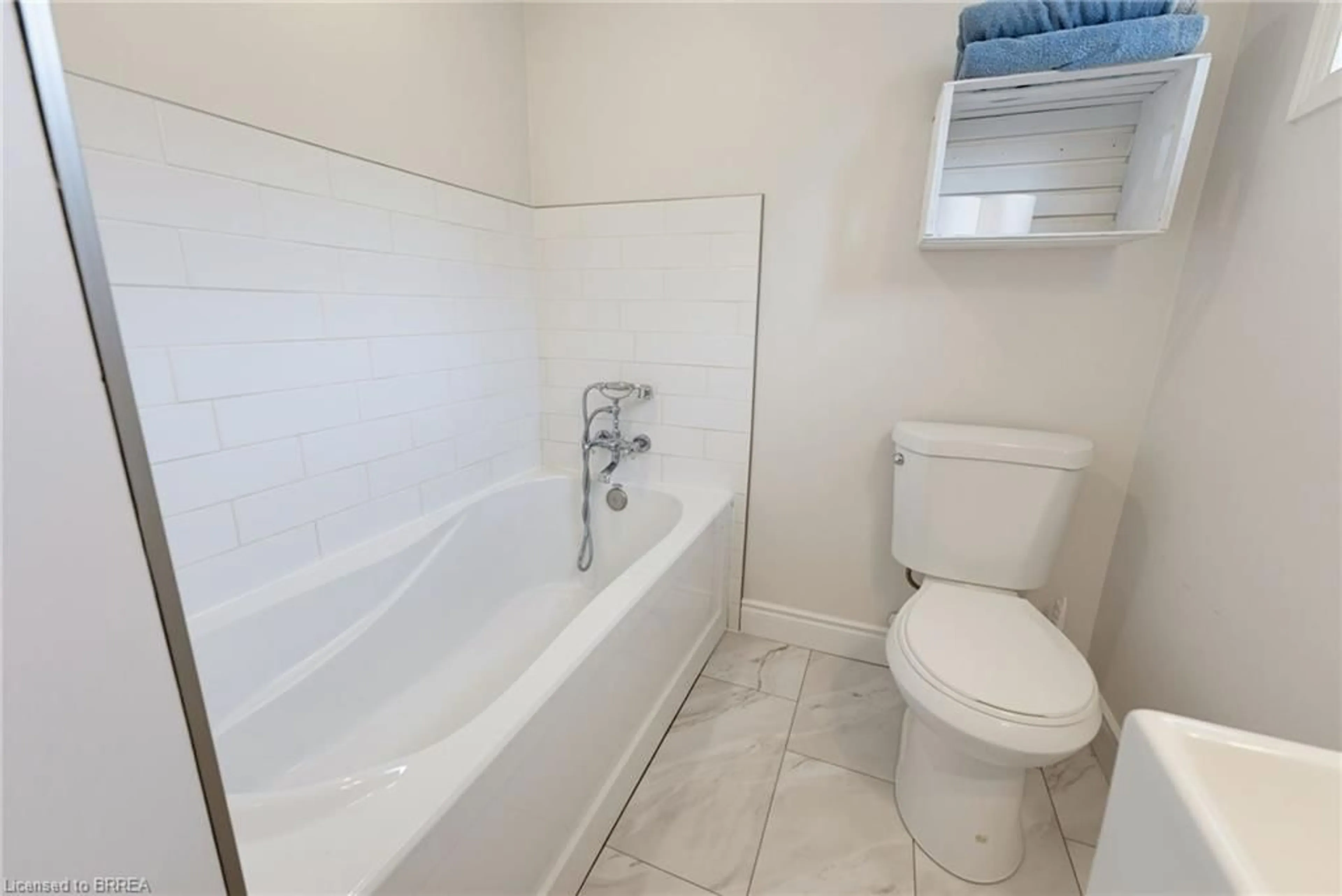 Standard bathroom, ceramic/tile floor for 46 Garden Cres, Paris Ontario N3L 3T4